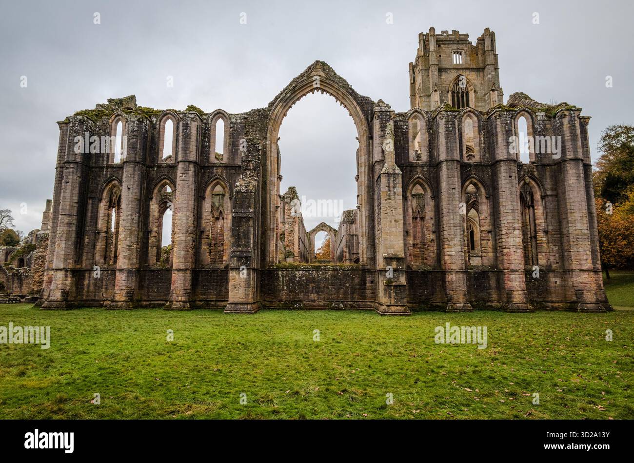 Fountains Abbey in North Yorkshire, England, an einem bewölkten Herbsttag mit sanftem Licht, das die antiken Ruinen hervorhebt Stockfoto