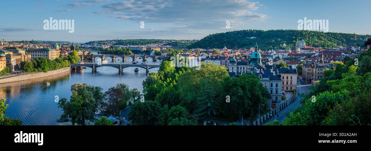 Panoramablick auf Prag und die Moldau an einem schönen Maiabend mit klarem Himmel, Tschechien, das eine frische Frühlingsatmosphäre einnimmt Stockfoto