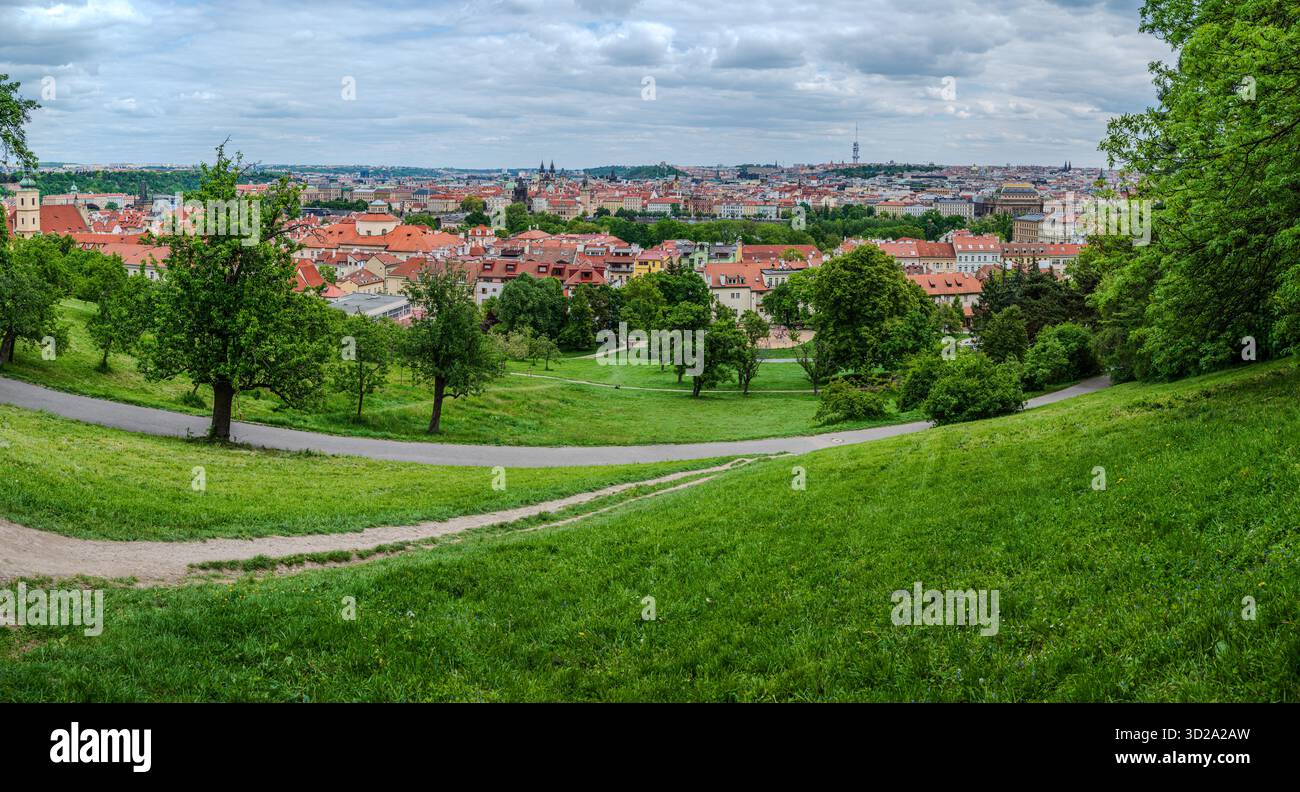 Panoramablick auf die Prager Altstadt, Tschechische Republik, im Mai, vom Hügel in den Gärten von Petřín aus gesehen Stockfoto