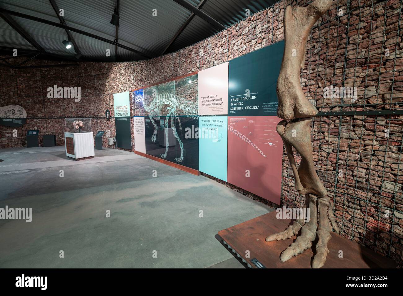 Inneres des Muttaburrasaurus Interpretive Centre mit Informationstafeln und fossilen Knochen, Muttaburra, Queensland, Australien Stockfoto
