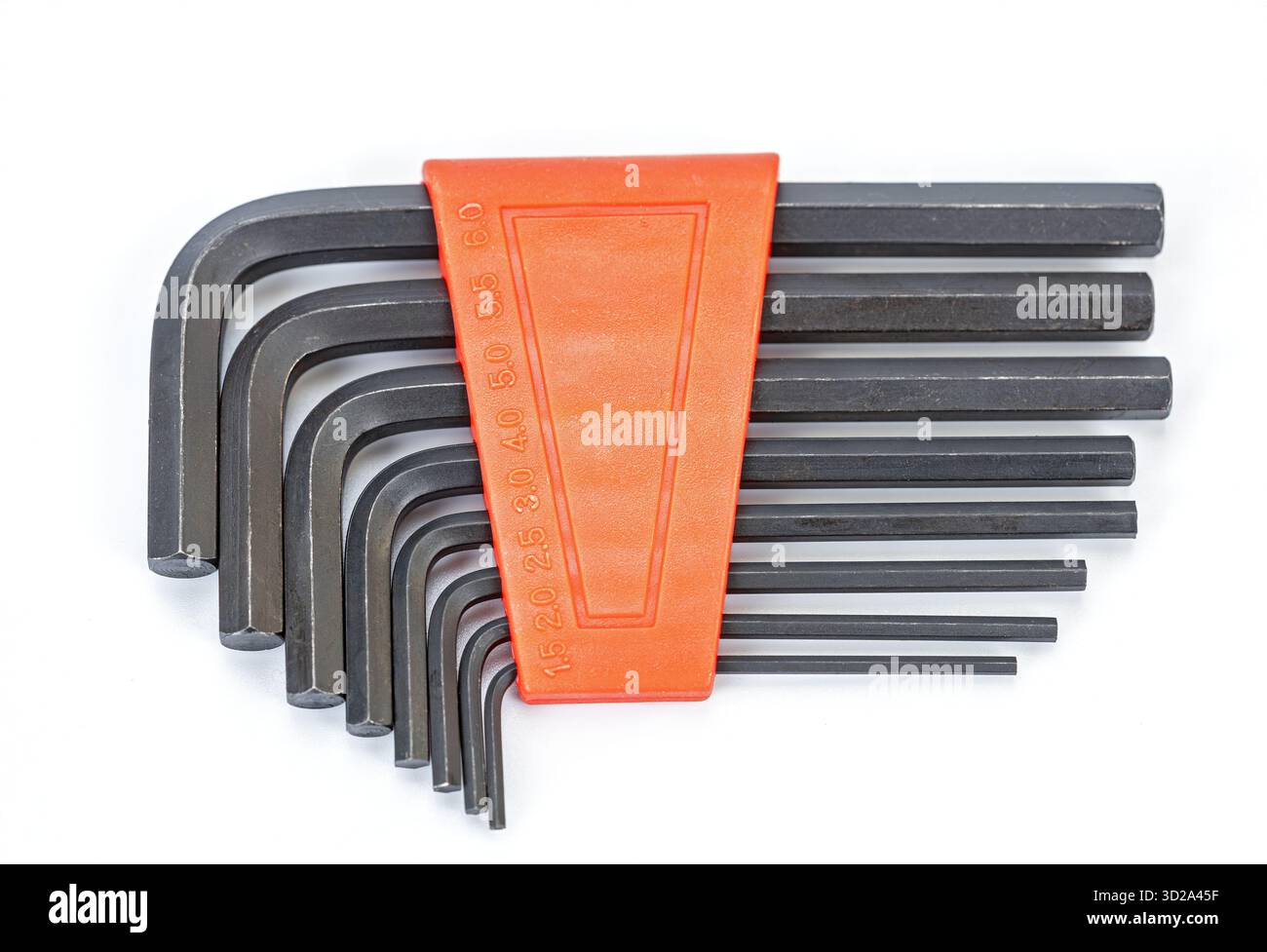 Ein Satz schwarzer Innensechskantschlüssel, die in einer orangefarbenen Halterung angeordnet sind, mit Größenmarkierungen von 1,5 mm bis 6 mm, die auf weißem Hintergrund platziert sind und p zeigen Stockfoto