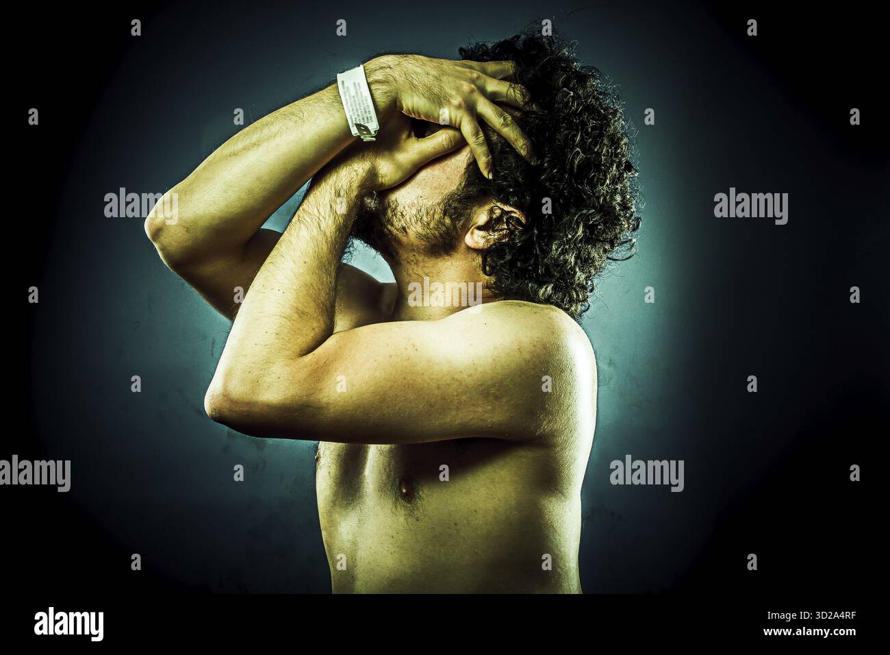 Kranker Mann mit Krankenhausarmband Stockfoto