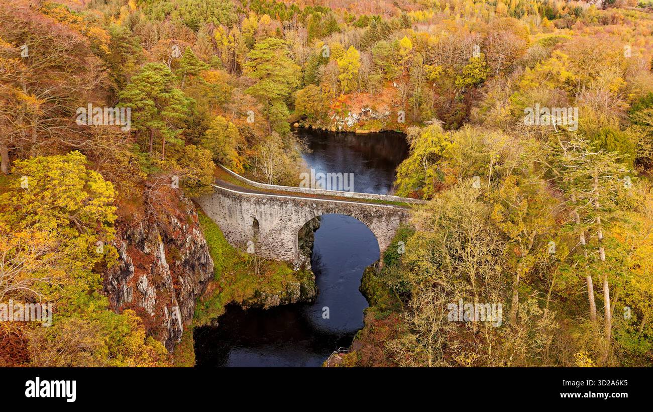 Bridge of Alvah Banff Scotland 1773 eine halbkreisförmige Schutt-Bogenbrücke 55 m über den Fluss Deveron mit Bäumen in herbstlichen Farben erbaut Stockfoto