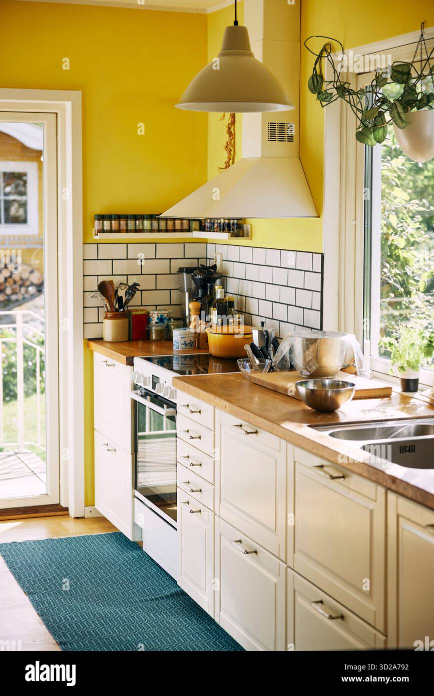 Moderne Innenausstattung der Wohnküche zu Hause Stockfoto