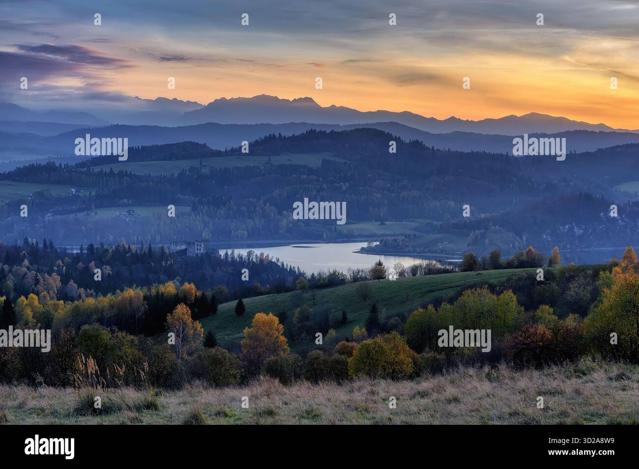 Der Czorsztyn-See auf dem Damm in der Nähe des Dorfes Niedzica in Nordpolen bei Sonnenuntergang im Herbst Stockfoto