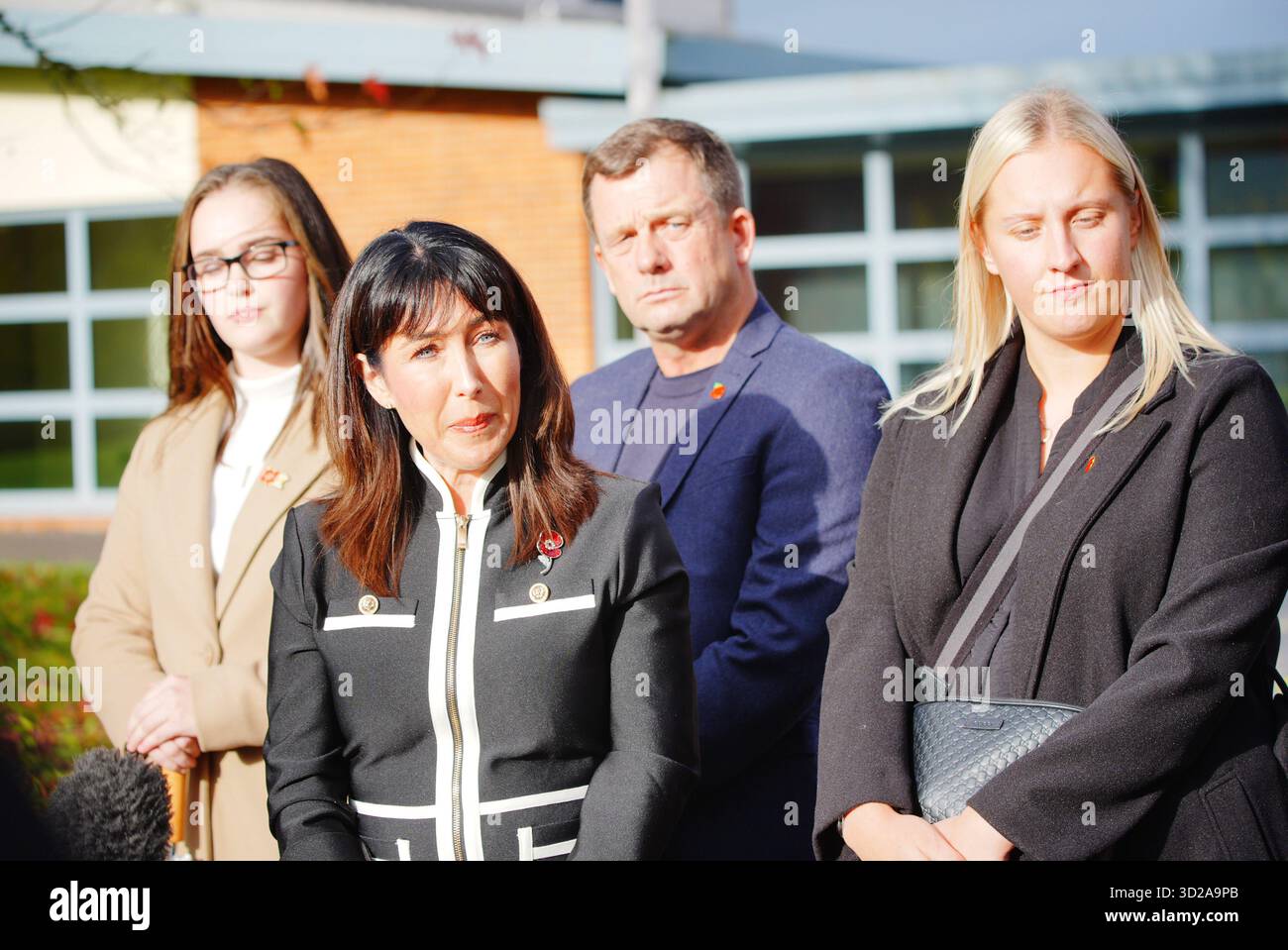 Leighann McCready, Mutter von Jaysley Beck, spricht mit den Medien vor dem Bulford Court Martial Centre in Kiwi Barracks in Salisbury, Wiltshire, nachdem der Haftbefehl Officer Michael Webber im Court Martial Centre in Bulford wegen sexuellen Übergriffs auf den Gunner Jaysley Beck der Royal Artillery verurteilt wurde, der sich später das Leben nahm. Bilddatum: Freitag, 31. Oktober 2025. Stockfoto