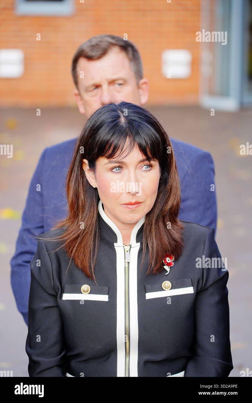 Leighann McCready, Mutter von Jaysley Beck, spricht mit den Medien vor dem Bulford Court Martial Centre in Kiwi Barracks in Salisbury, Wiltshire, nachdem der Haftbefehl Officer Michael Webber im Court Martial Centre in Bulford wegen sexuellen Übergriffs auf den Gunner Jaysley Beck der Royal Artillery verurteilt wurde, der sich später das Leben nahm. Bilddatum: Freitag, 31. Oktober 2025. Stockfoto