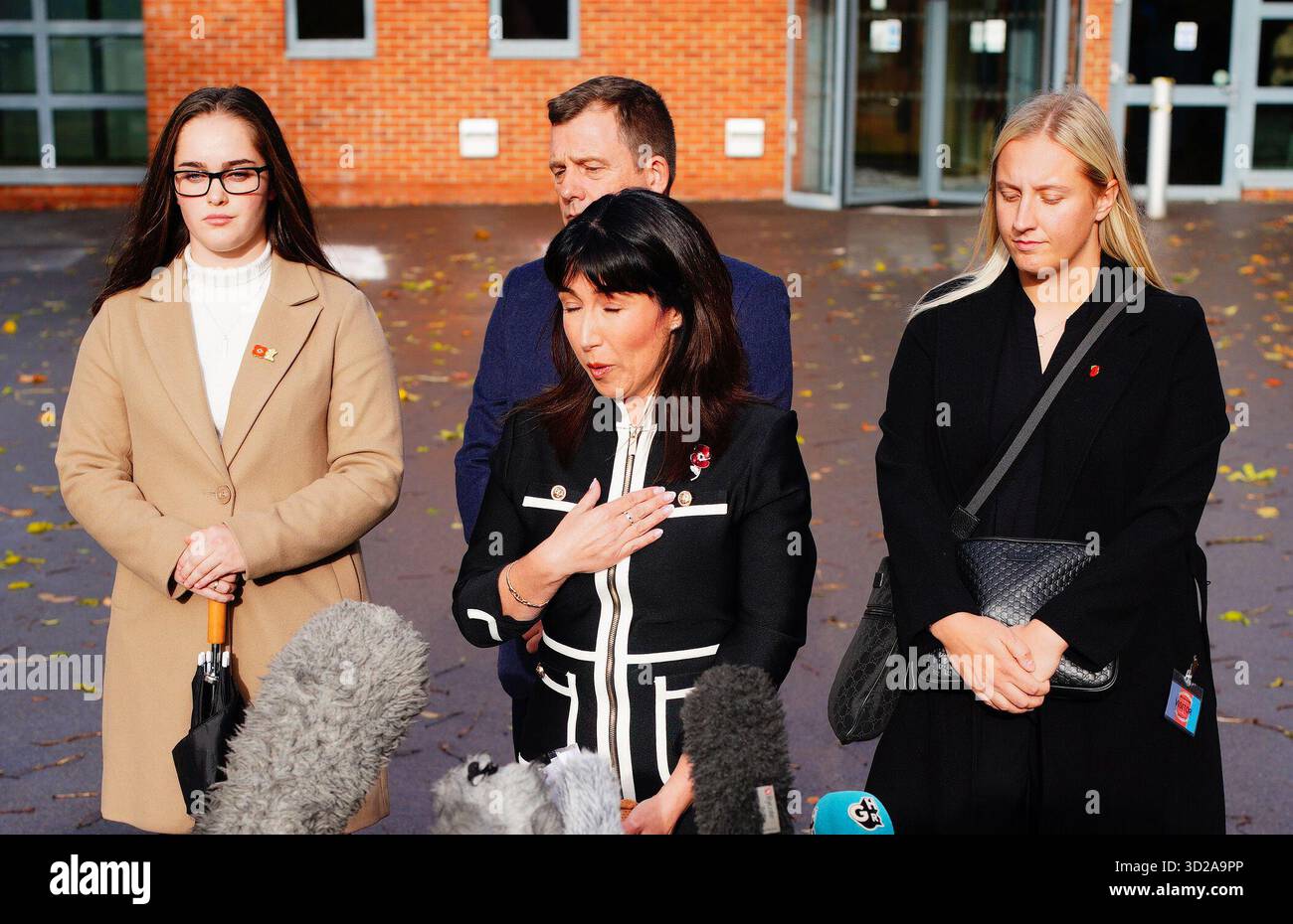 Leighann McCready, Mutter von Jaysley Beck, spricht mit den Medien vor dem Bulford Court Martial Centre in Kiwi Barracks in Salisbury, Wiltshire, nachdem der Haftbefehl Officer Michael Webber im Court Martial Centre in Bulford wegen sexuellen Übergriffs auf den Gunner Jaysley Beck der Royal Artillery verurteilt wurde, der sich später das Leben nahm. Bilddatum: Freitag, 31. Oktober 2025. Stockfoto
