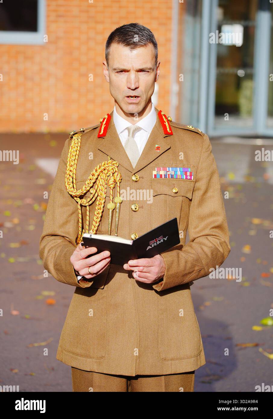Major General Jon Swift, stellvertretender Chef des Generalstabs, spricht mit den Medien vor dem Bulford Court Martial Centre in Kiwi Barracks in Salisbury, Wiltshire, nachdem der Haftbefehl Officer Michael Webber im Court Martial Centre in Bulford wegen sexuellen Übergriffs auf den Gunner Jaysley Beck der Royal Artillery verurteilt wurde, der sich später das Leben nahm. Bilddatum: Freitag, 31. Oktober 2025. Stockfoto