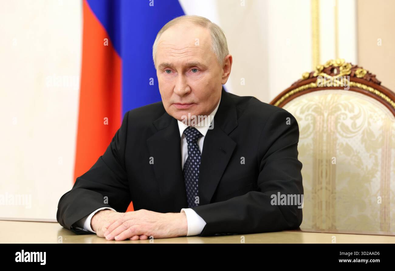 Moskau, Russland. 31. Oktober 2025. Der russische Präsident Wladimir Putin übergibt Videobemerkungen auf dem Soobschchestvo-Forum, das von der russischen Bürgerkammer am 31. Oktober 2025 aus dem Kreml in Moskau, Russland, abgehalten wurde. Quelle: Alexander Kazakov/Kreml Pool/Alamy Live News Stockfoto