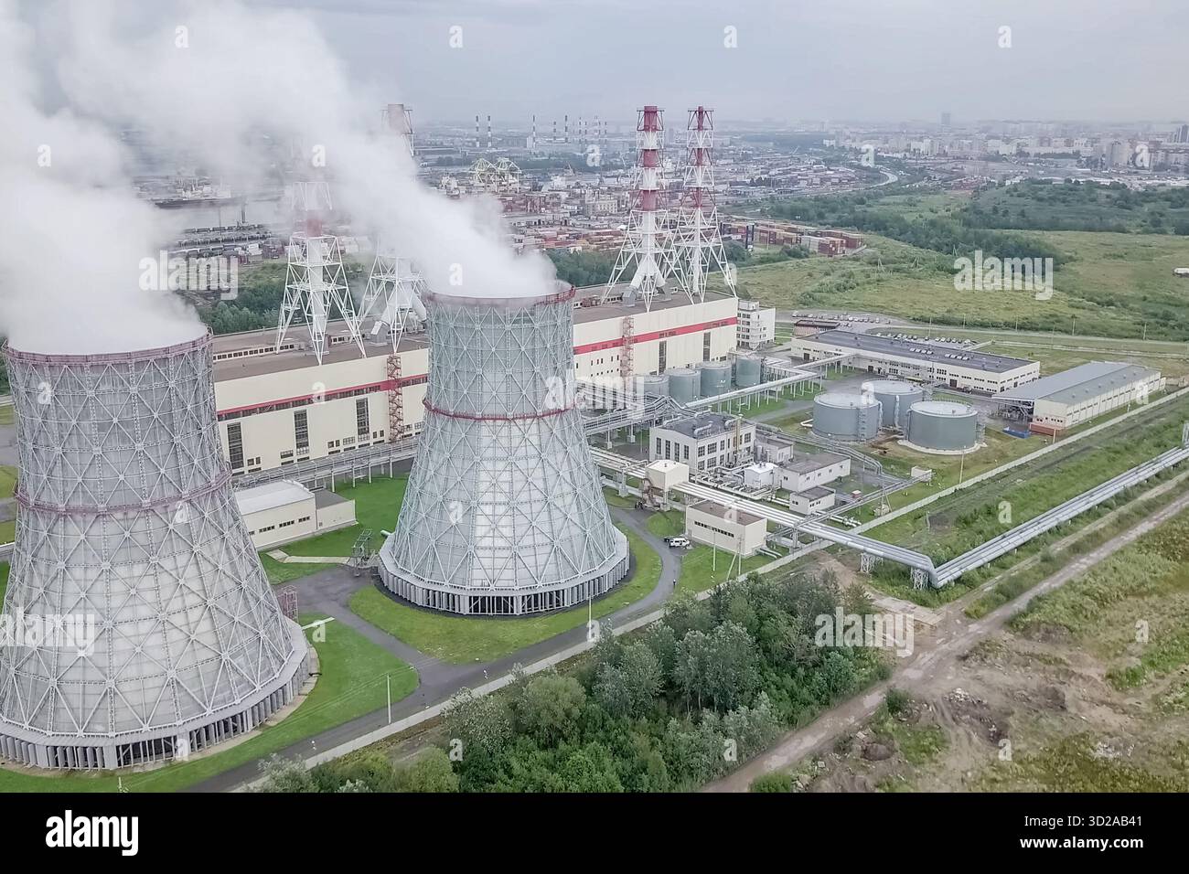Aufragende Dampftürme eines Kernkraftwerks. Stockfoto