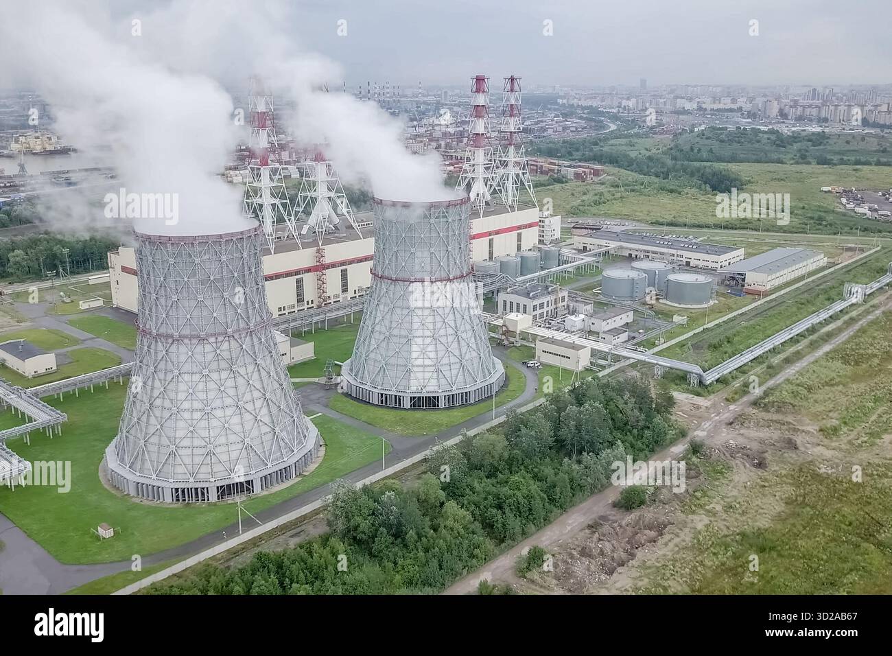 Aufragende Dampftürme eines Kernkraftwerks. Stockfoto
