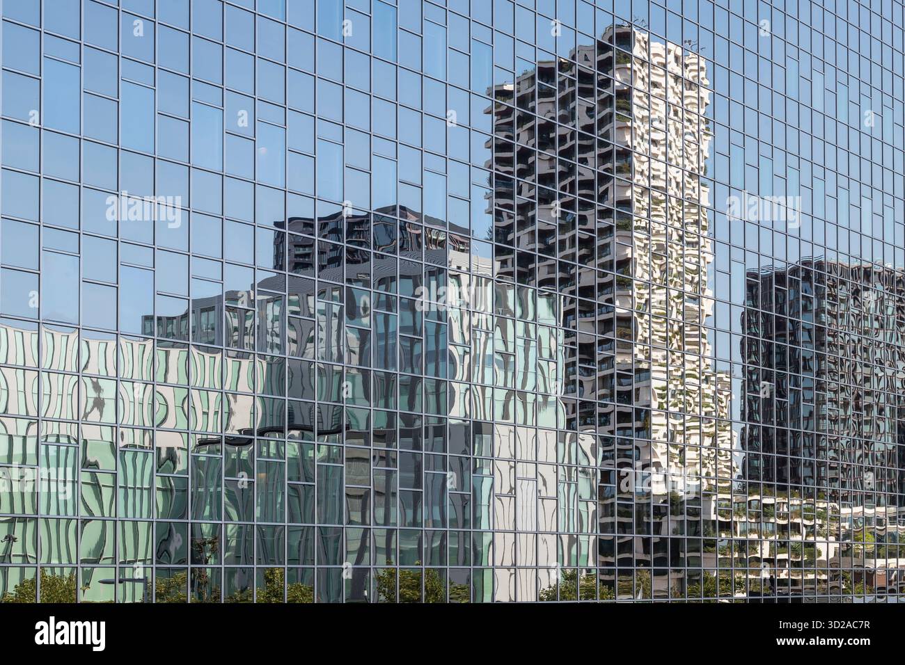 Reflexionen von hohen Wohnungen und Bürogebäuden rund um den Bahnhof in Utrecht. Stockfoto