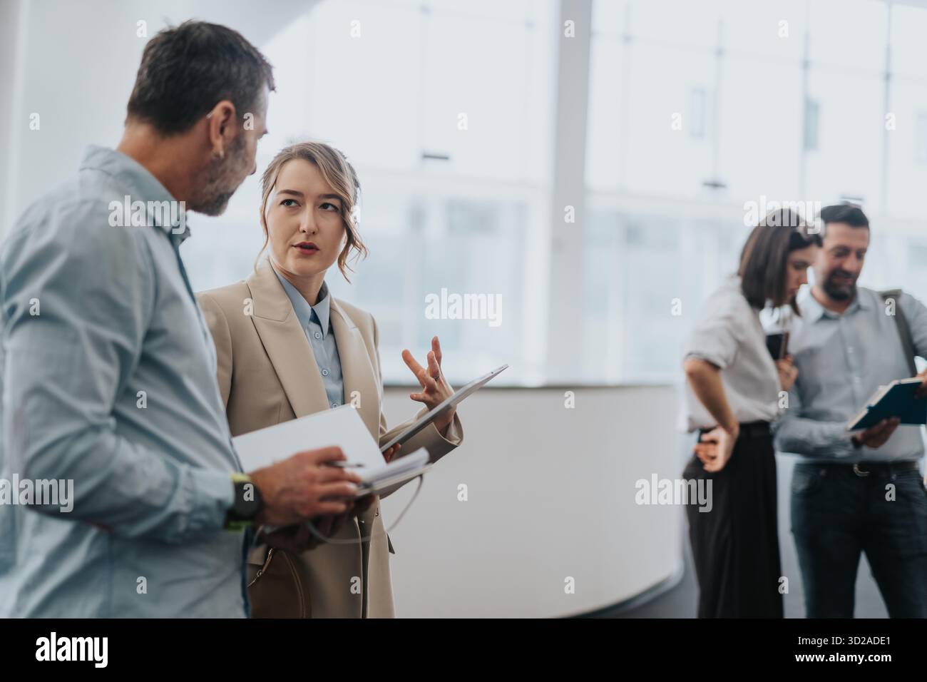 Professionelle Frau leitet Gespräche mit Kollegen in einem modernen Büro arbeiten Kollegen zusammen und prüfen Dokumente Stockfoto