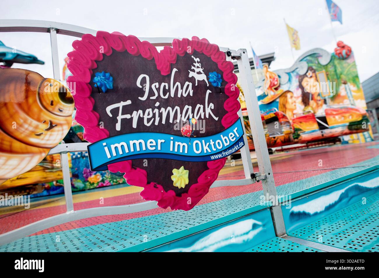 Bremen, Deutschland. 31. Oktober 2025. Ein Schild mit der Aufschrift 'Ischa Freimaak - immer im Oktober' hängt auf einer Fahrt auf dem Messegelände auf der Bürgerweide. Der Bremer Freimarkt ist eines der ältesten Volksfeste in Deutschland und eines der größten in Norddeutschland. Quelle: Hauke-Christian Dittrich/dpa/Alamy Live News Stockfoto
