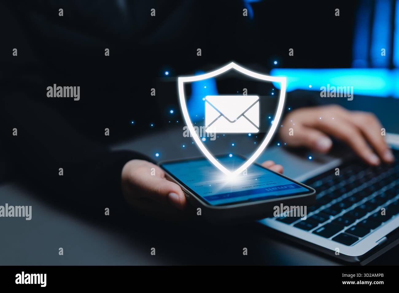 E-Mail-Sicherheitskonzept. Schildsymbol und Umschlagsymbol auf dem Smartphone-Bildschirm stehen für Datenschutz, Datenschutz, Cybersicherheit und sichere digitale Daten Stockfoto