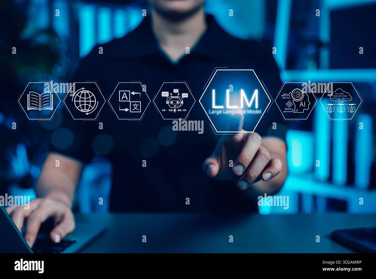 LLM Large Language Model Concept. Person, die mit KI-Symbolen auf LLM zeigt, Chatbot, Cloud Computing, Übersetzung, generative KI, NLP natürliche Sprache Stockfoto