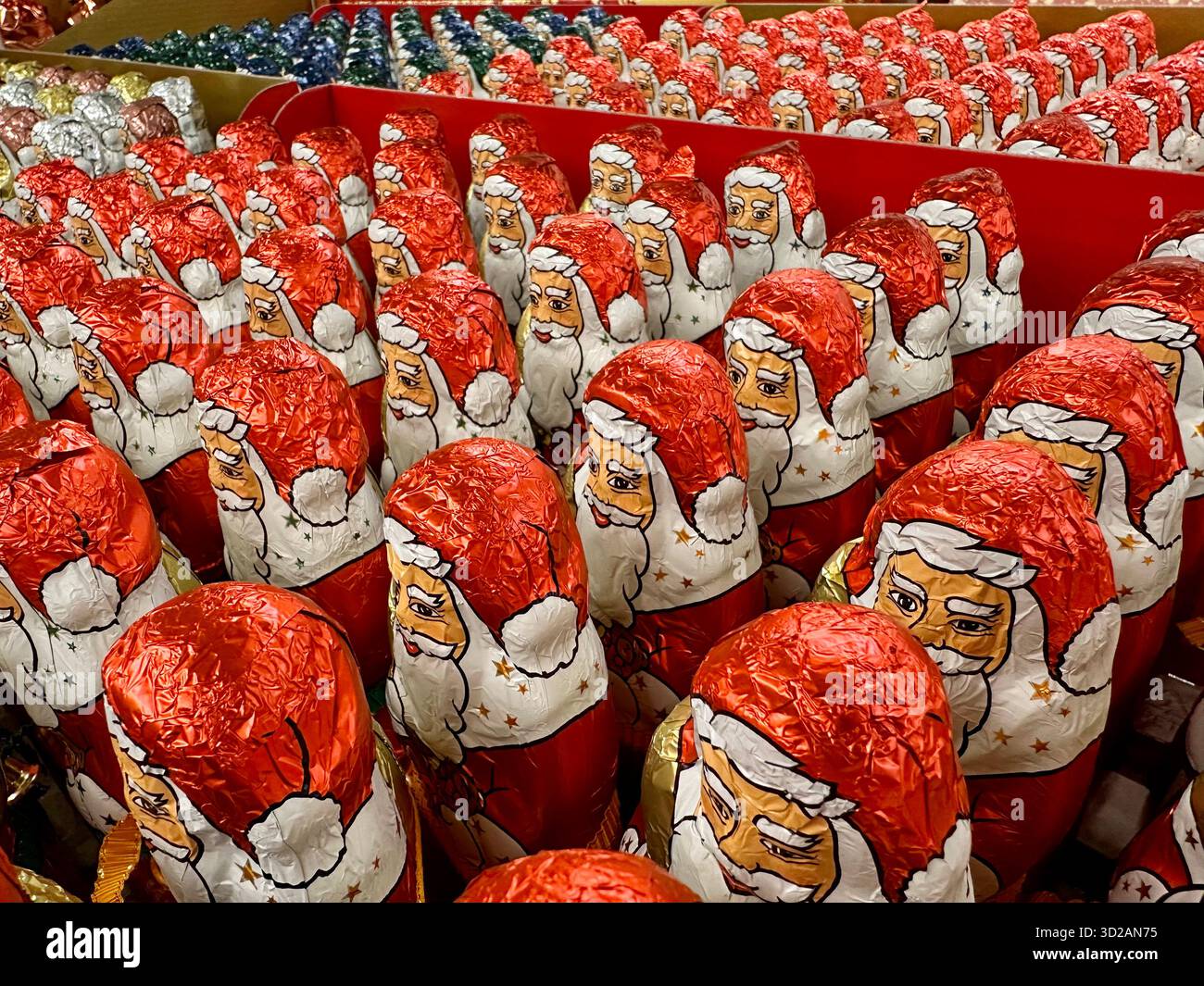 Schokoladen-Santas zum Verkauf in einem Geschäft - Smartphone-aufgenommenes Stockfoto