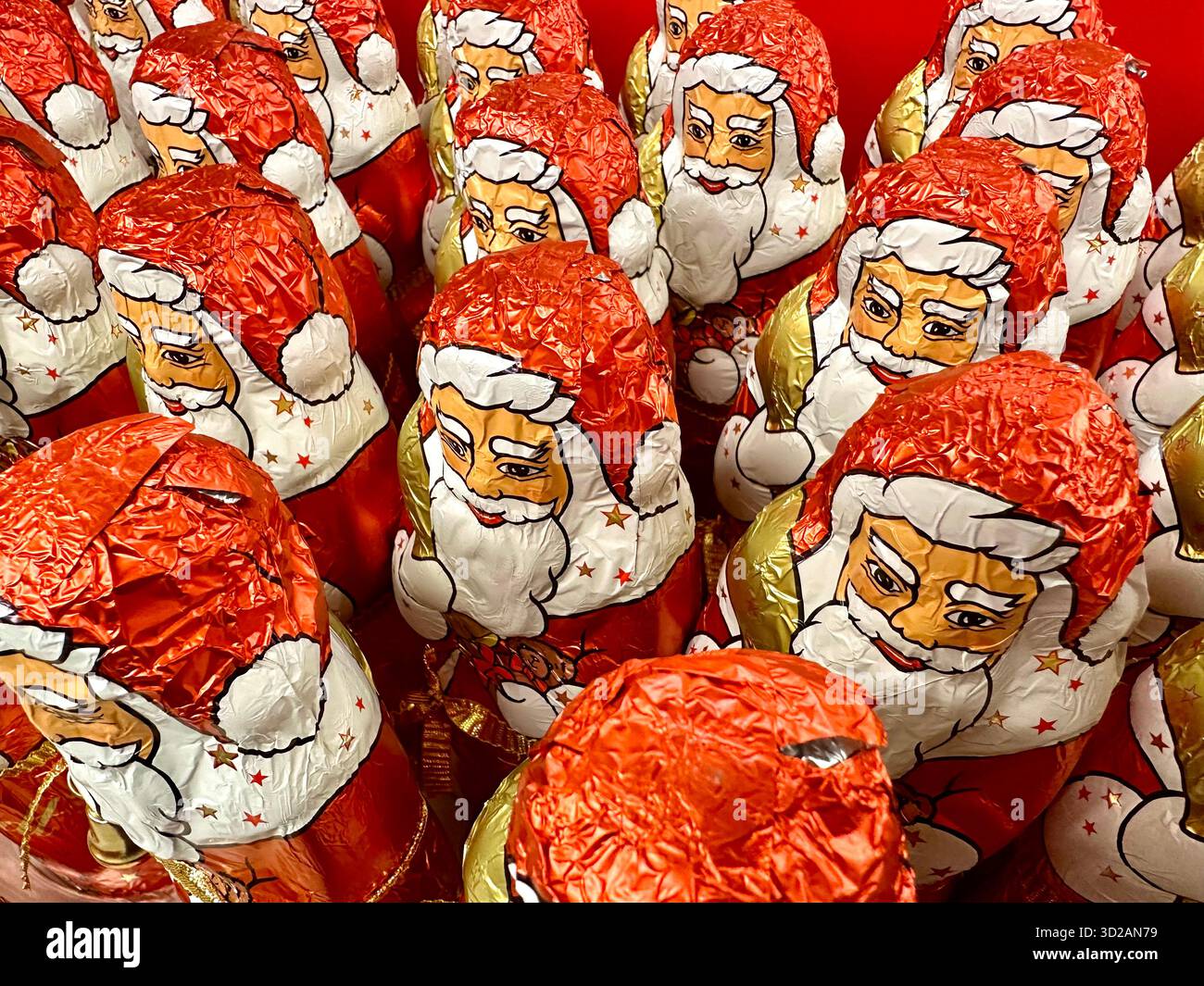 Schokoladen-Santas zum Verkauf in einem Geschäft - Smartphone-aufgenommenes Stockfoto