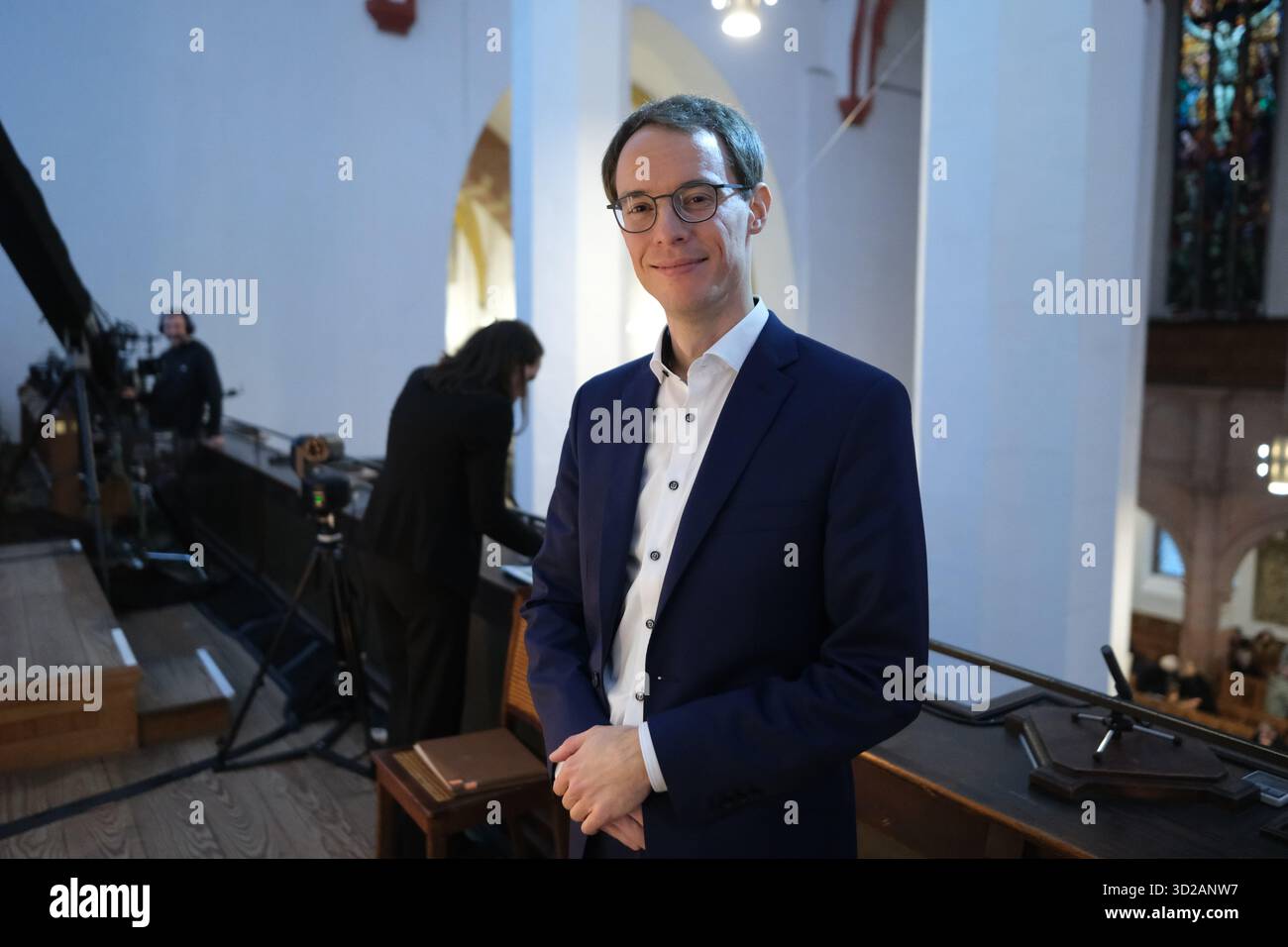 Leipzig, Deutschland. 31. Oktober 2025. Johannes lang, Organist an der Thomaskirche, steht in der Nordgalerie. Ab 31.10. Bis zum 01.11.2025 findet dort ein großes musikalisches Projekt statt. Im Laufe von 22 Stunden spielt lang die Gesamtwerke Johann Sebastian Bachs in 14 Konzerten von jeweils 90 Minuten. Quelle: Sebastian Willnow/dpa/Alamy Live News Stockfoto