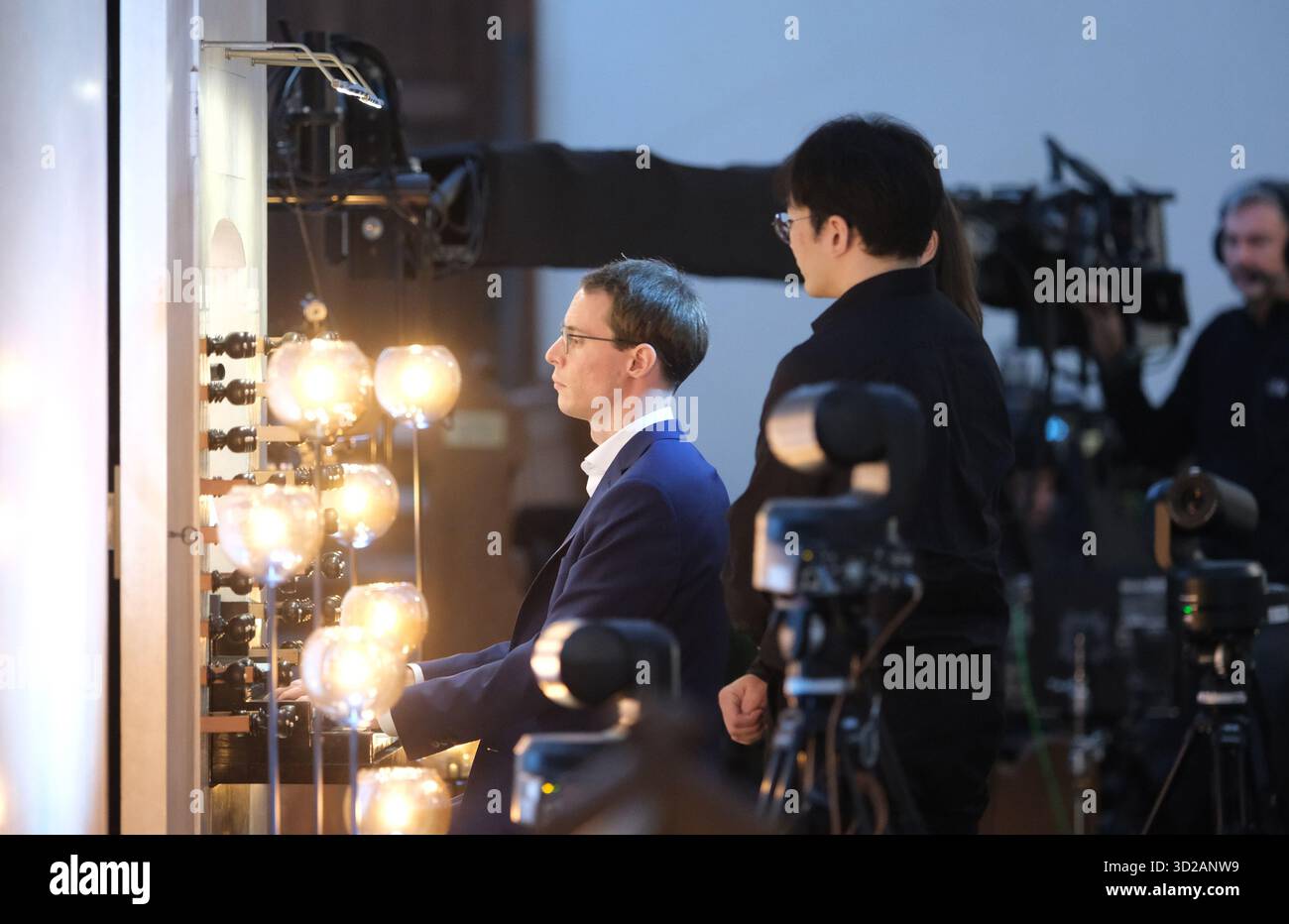 Leipzig, Deutschland. 31. Oktober 2025. Johannes lang, Organist an der Thomaskirche, sitzt an der Orgel. Vom 31. Oktober bis zum 1. November 2025 findet dort ein großes musikalisches Projekt statt. Innerhalb von 22 Stunden spielt lang in 14 Konzerten, die jeweils 90 Minuten dauern, die Gesamtwerke von Johann Sebastian Bach. Quelle: Sebastian Willnow/dpa/Alamy Live News Stockfoto