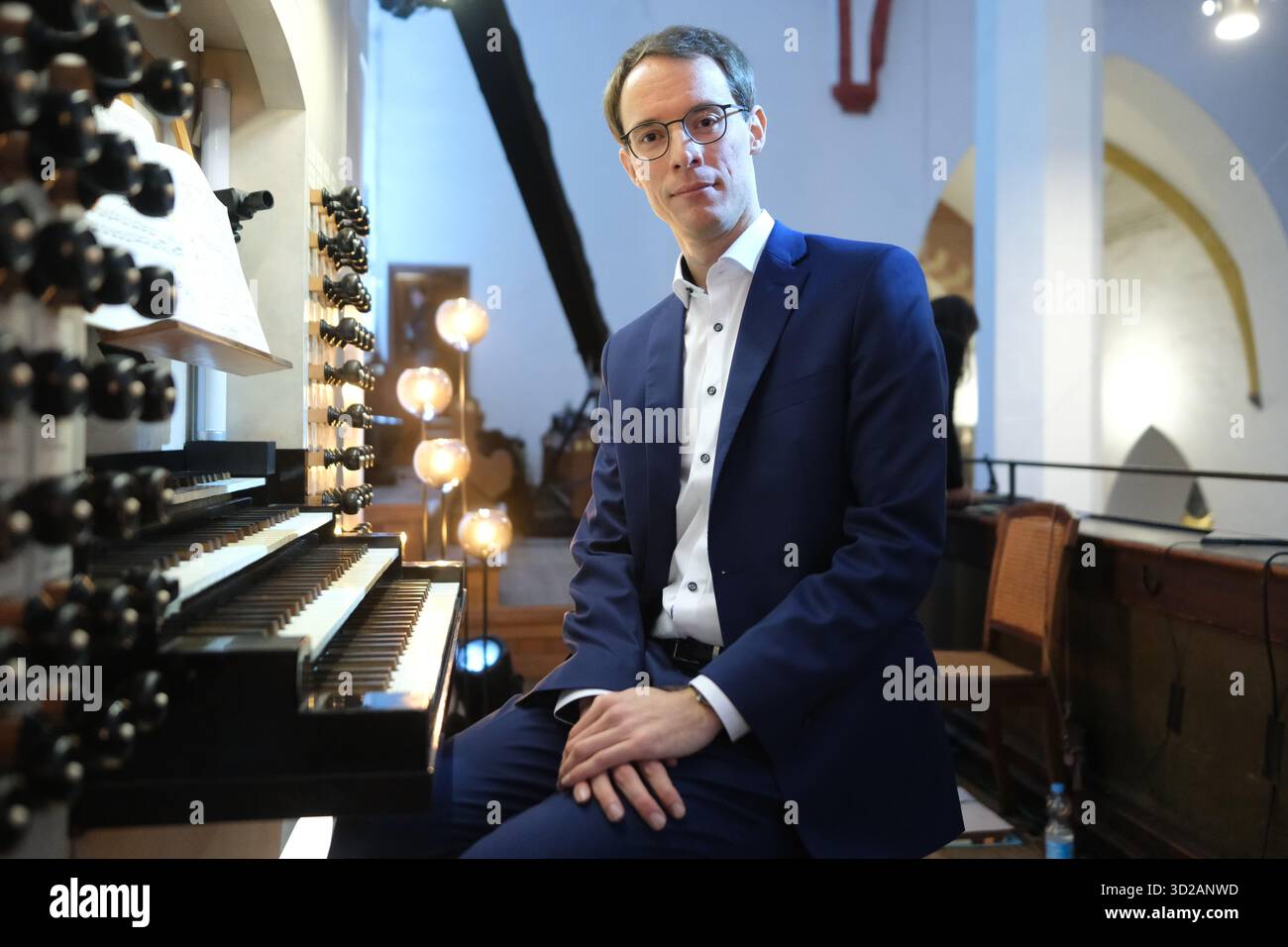 Leipzig, Deutschland. 31. Oktober 2025. Johannes lang, Organist an der Thomaskirche, sitzt an der Orgel. Vom 31. Oktober bis zum 1. November 2025 findet dort ein großes musikalisches Projekt statt. Innerhalb von 22 Stunden spielt lang in 14 Konzerten, die jeweils 90 Minuten dauern, die Gesamtwerke von Johann Sebastian Bach. Quelle: Sebastian Willnow/dpa/Alamy Live News Stockfoto