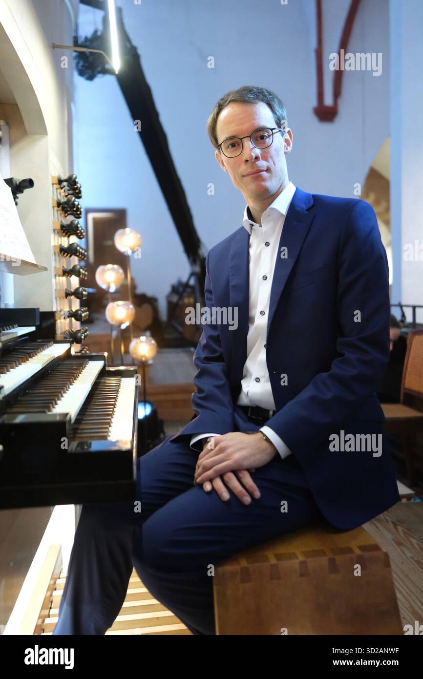 Leipzig, Deutschland. 31. Oktober 2025. Johannes lang, Organist an der Thomaskirche, sitzt an der Orgel. Vom 31. Oktober bis zum 1. November 2025 findet dort ein großes musikalisches Projekt statt. Innerhalb von 22 Stunden spielt lang in 14 Konzerten, die jeweils 90 Minuten dauern, die Gesamtwerke von Johann Sebastian Bach. Quelle: Sebastian Willnow/dpa/Alamy Live News Stockfoto