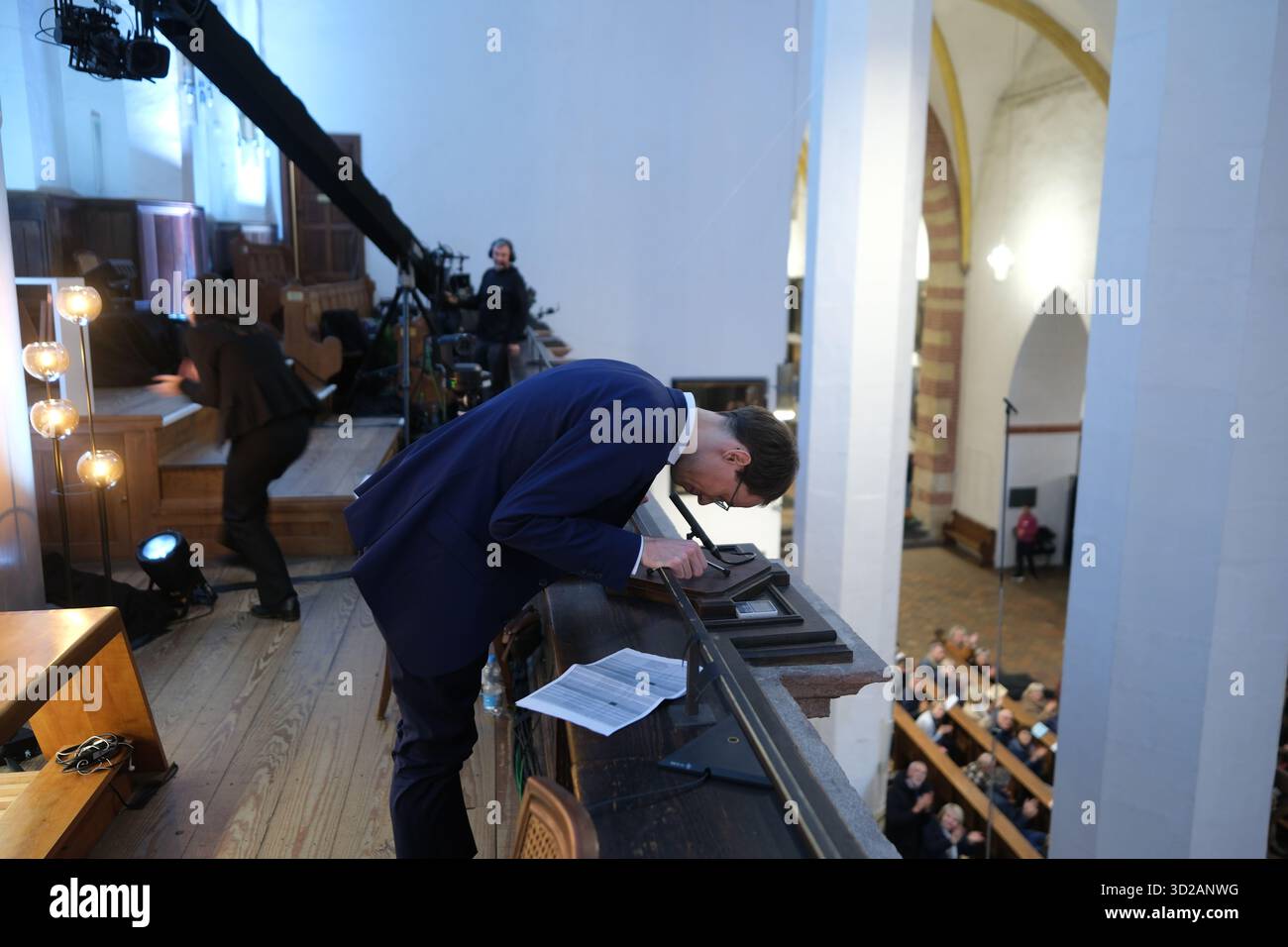 Leipzig, Deutschland. 31. Oktober 2025. Johannes lang, Organist an der Thomaskirche, verbeugt sich. Vom 31. Oktober bis zum 1. November 2025 findet dort ein großes musikalisches Projekt statt. Innerhalb von 22 Stunden spielt lang in 14 Konzerten, die jeweils 90 Minuten dauern, die Gesamtwerke von Johann Sebastian Bach. Quelle: Sebastian Willnow/dpa/Alamy Live News Stockfoto