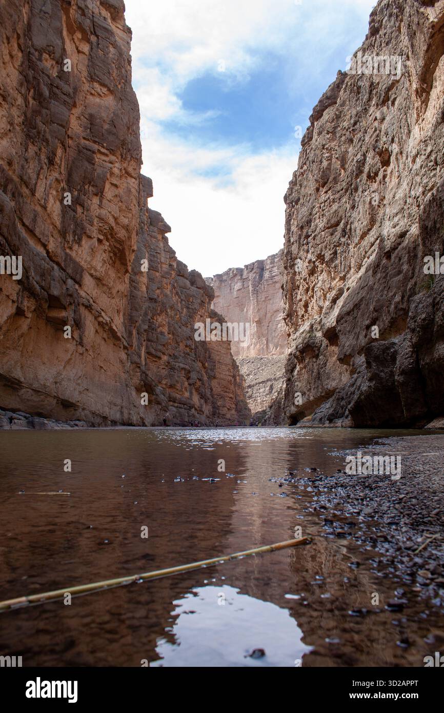 Stille Gewässer des Rio Grande River im Santa Elena Canyon im Big Bend National Park, Texas, USA Stockfoto