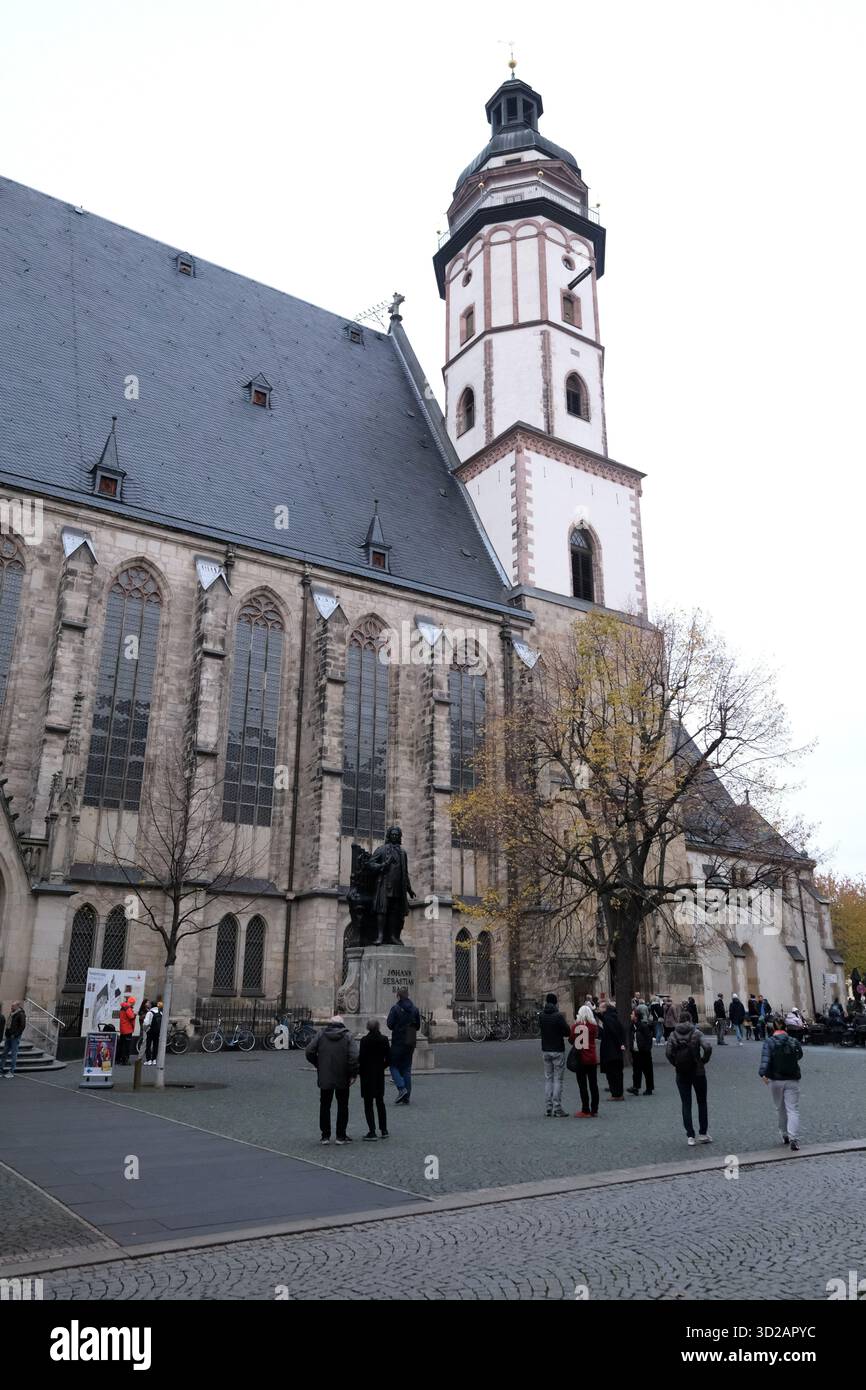Leipzig, Deutschland. 31. Oktober 2025. St. Thomas Kirche im Stadtzentrum. Ab 31.10. Bis zum 01.11.2025 findet dort ein großes musikalisches Projekt von Johannes lang, Organist an der Thomaskirche, statt. Innerhalb von 22 Stunden spielt lang in 14 Konzerten, die jeweils 90 Minuten dauern, die Gesamtwerke von Johann Sebastian Bach. Quelle: Sebastian Willnow/dpa/Alamy Live News Stockfoto
