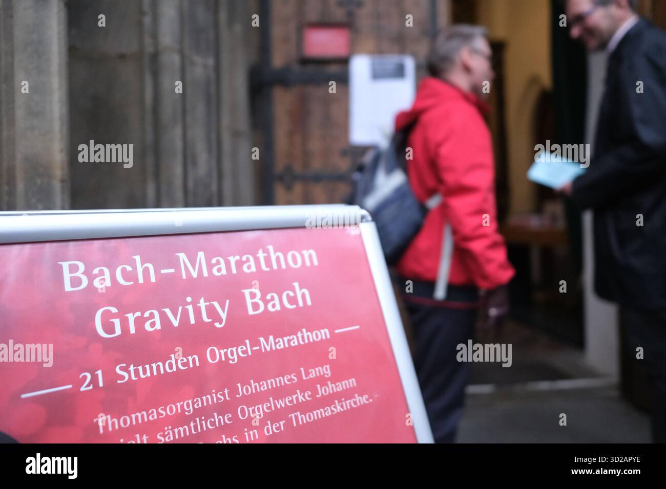 Leipzig, Deutschland. 31. Oktober 2025. Ein Schild für den „Bach-Marathon“ am Eingang zur Thomaskirche. Ab 31.10. Bis zum 01.11.2025 findet dort ein großes musikalisches Projekt von Johannes lang, Organist an der Thomaskirche, statt. Innerhalb von 22 Stunden spielt lang in 14 Konzerten, die jeweils 90 Minuten dauern, die Gesamtwerke von Johann Sebastian Bach. Quelle: Sebastian Willnow/dpa/Alamy Live News Stockfoto