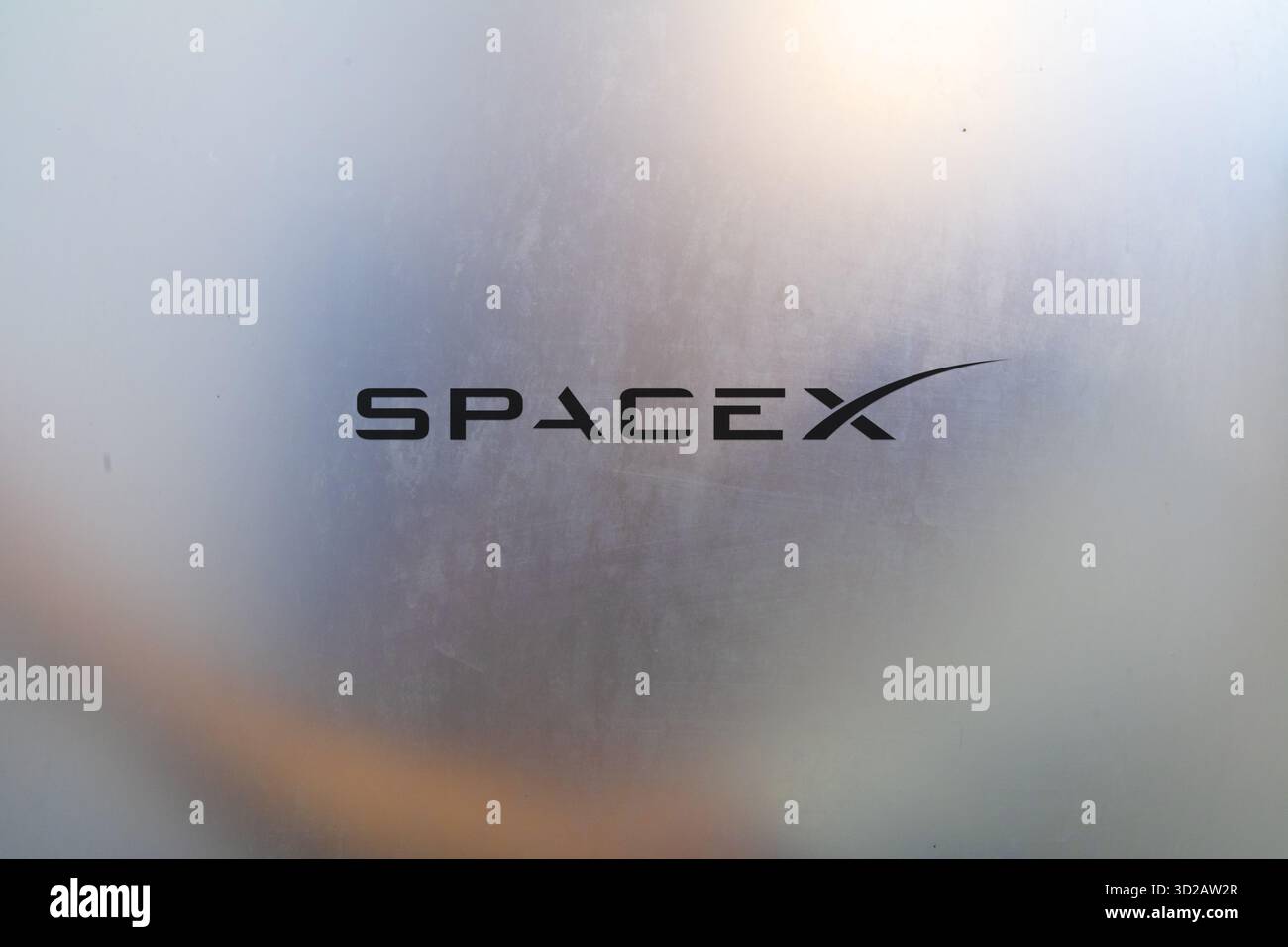 Logo SpaceX auf einem unscharfen Fenster Stockfoto