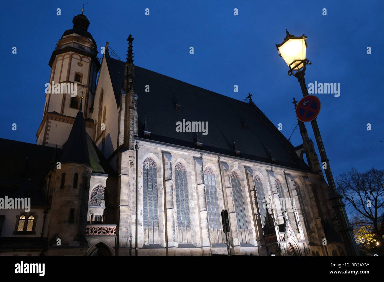 Leipzig, Deutschland. 31. Oktober 2025. Die Thomaskirche wird von Scheinwerfern beleuchtet. Ab 31.10. Bis zum 01.11.2025 findet in der Kirche ein großes musikalisches Projekt statt. Innerhalb von 22 Stunden werden die Gesamtwerke von Johann Sebastian Bach in 14 Konzerten von jeweils 90 Minuten aufgeführt. Quelle: Sebastian Willnow/dpa/Alamy Live News Stockfoto