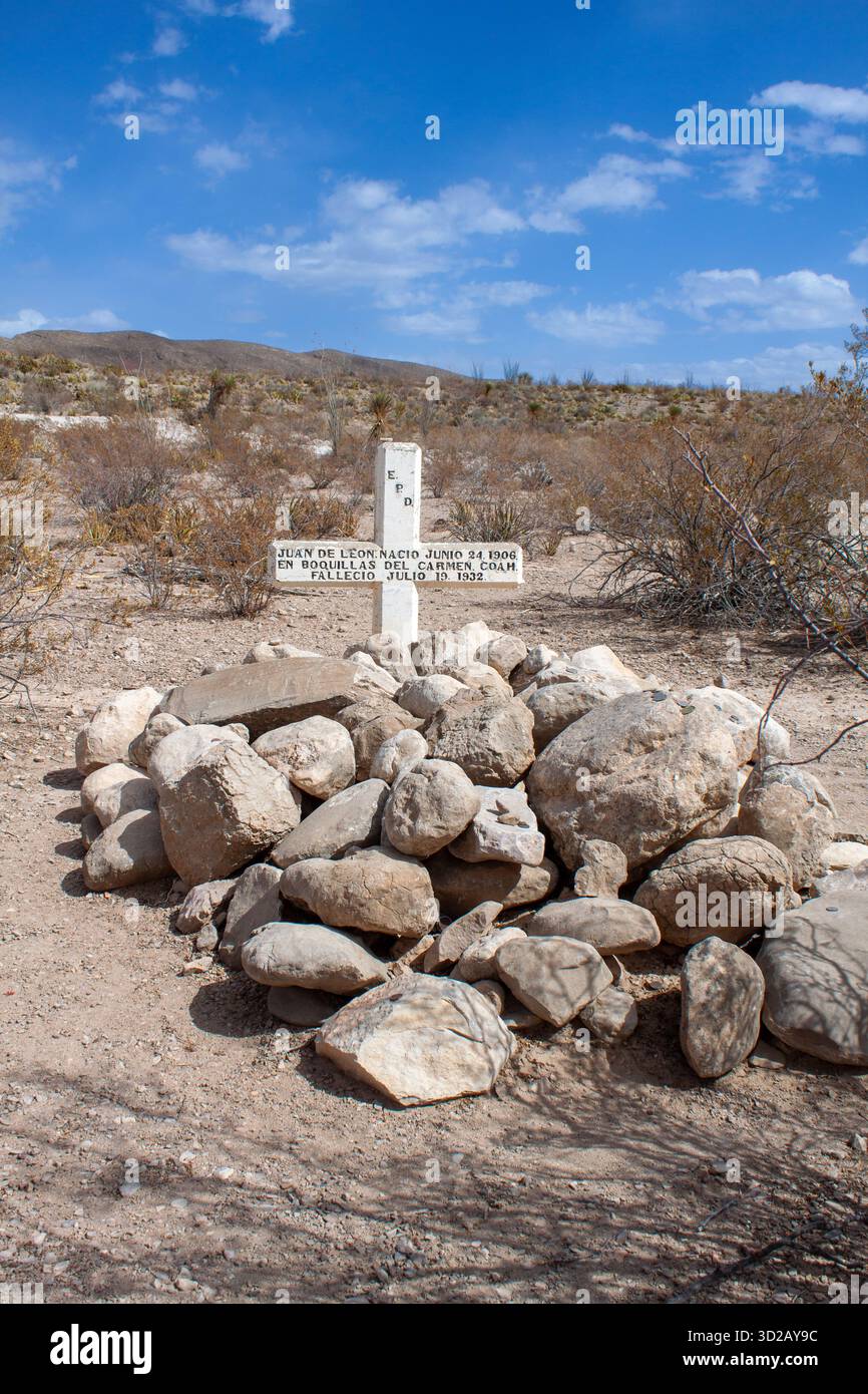 Grabmarkierungskreuz in der Wüstenlandschaft des Big Bend National Park, Texas, USA Stockfoto
