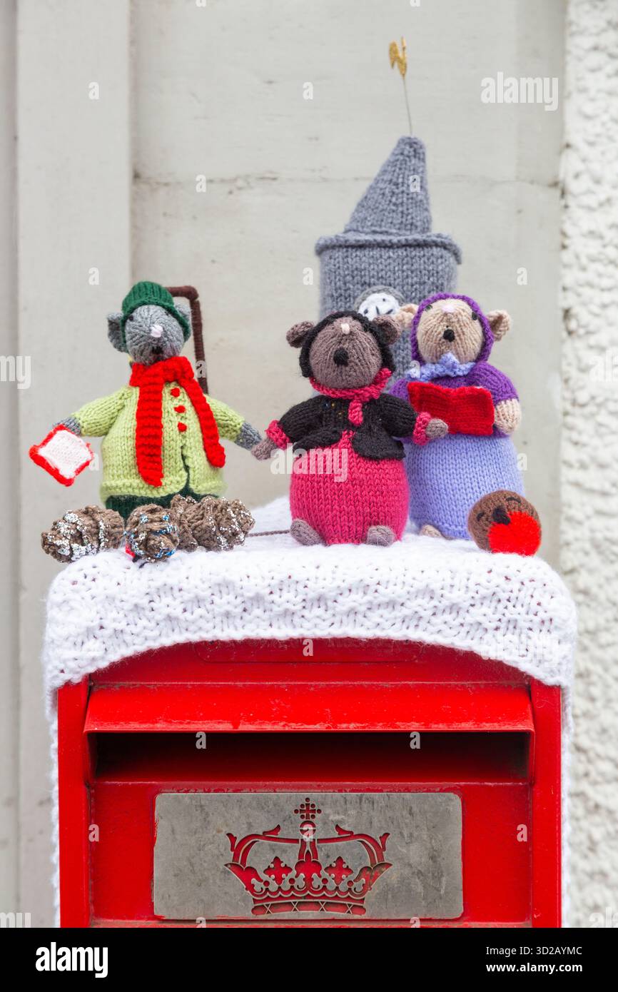 Gestrickter/gestrickter Briefkasten-Topper in Upper Largo, Fife, Schottland Stockfoto