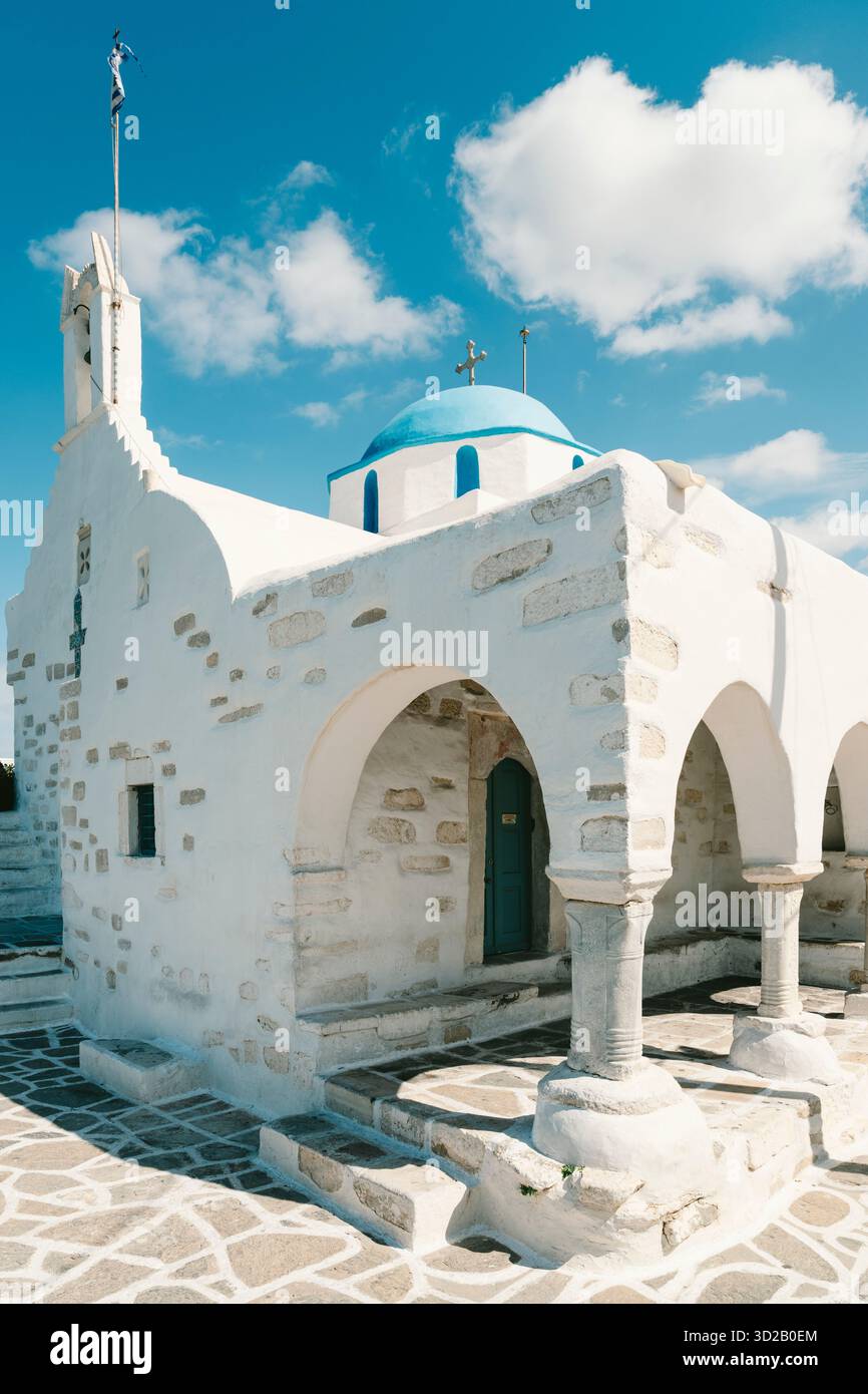 Die Kirche St. Konstantin und Helena auf den Überresten eines antiken römischen Tempels von Athena im Burgviertel der Altstadt von Paros, Griechenland Stockfoto
