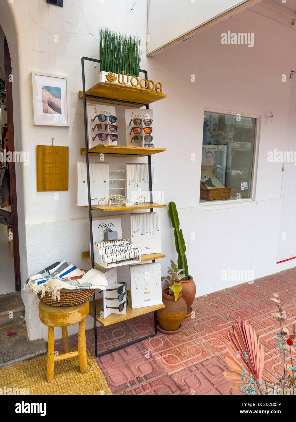 Elegantes Awa-Juweliergeschäft, handgefertigte Ibiza-Armbänder aus Silber, Gold und Roségold, die mediterranen Luxus und Inselstil widerspiegeln - Smartphone-aufgenommenes Stockfoto