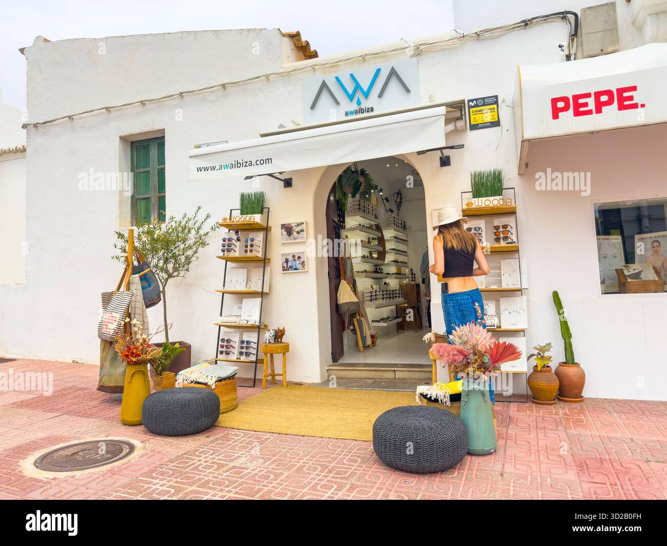 Elegantes Awa-Juweliergeschäft, handgefertigte Ibiza-Armbänder aus Silber, Gold und Roségold, die mediterranen Luxus und Inselstil widerspiegeln - Smartphone-aufgenommenes Stockfoto