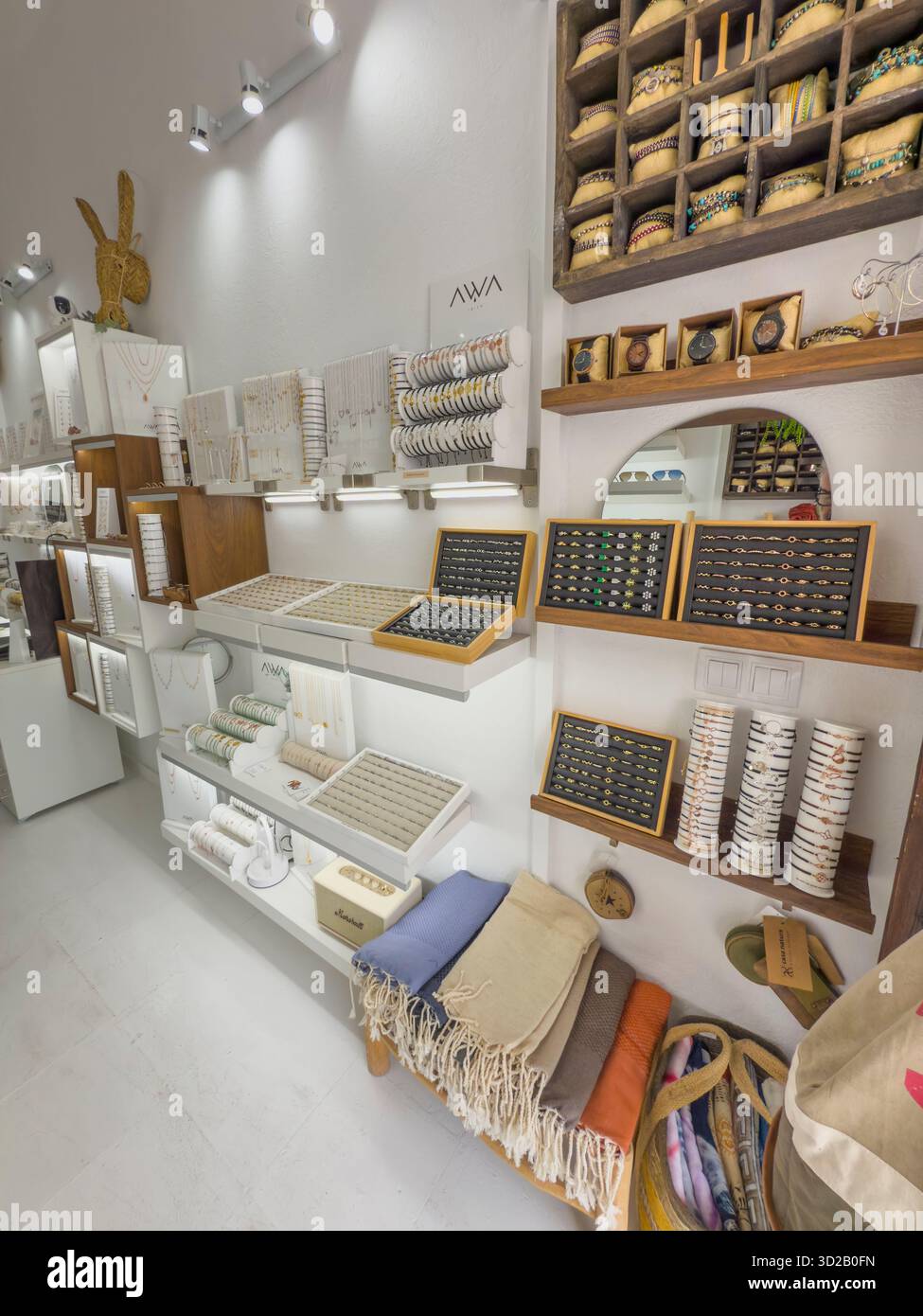 Elegantes Awa-Juweliergeschäft, handgefertigte Ibiza-Armbänder aus Silber, Gold und Roségold, die mediterranen Luxus und Inselstil widerspiegeln - Smartphone-aufgenommenes Stockfoto