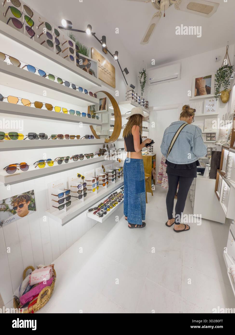 Elegantes Awa-Juweliergeschäft, handgefertigte Ibiza-Armbänder aus Silber, Gold und Roségold, die mediterranen Luxus und Inselstil widerspiegeln - Smartphone-aufgenommenes Stockfoto