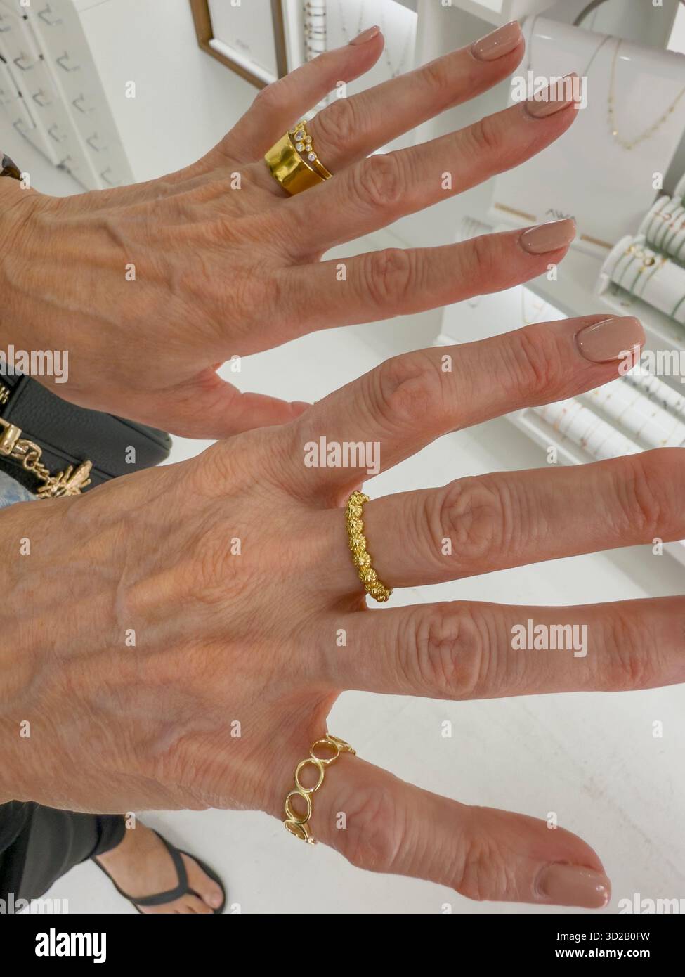 Elegantes Awa-Juweliergeschäft, handgefertigte Ibiza-Armbänder aus Silber, Gold und Roségold, die mediterranen Luxus und Inselstil widerspiegeln - Smartphone-aufgenommenes Stockfoto