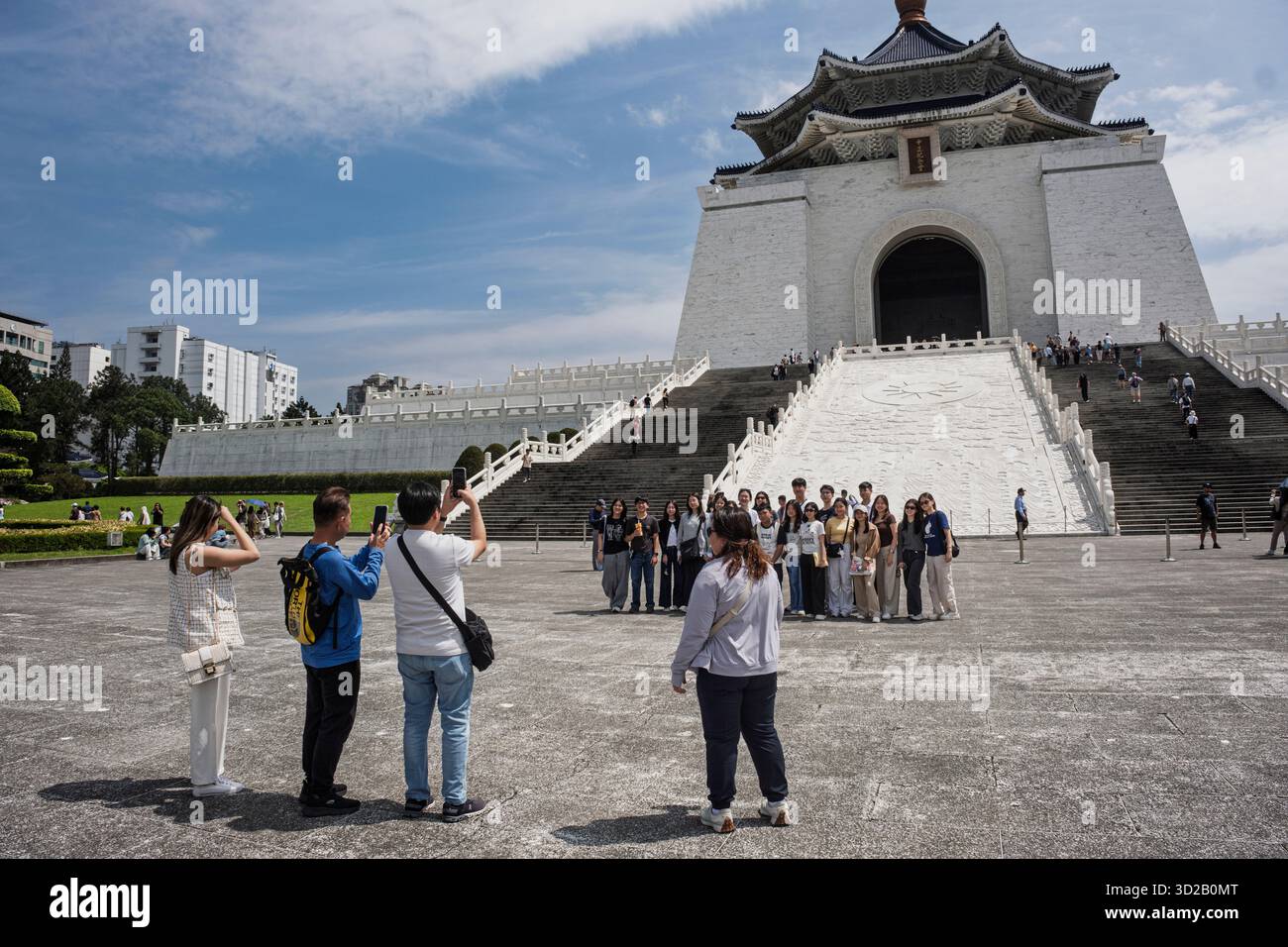 Eine Schulparty posiert für ein Gruppenfoto im Chaing Kai-shek Memorial, Liberty Square, Taipeh, Taiwan Stockfoto