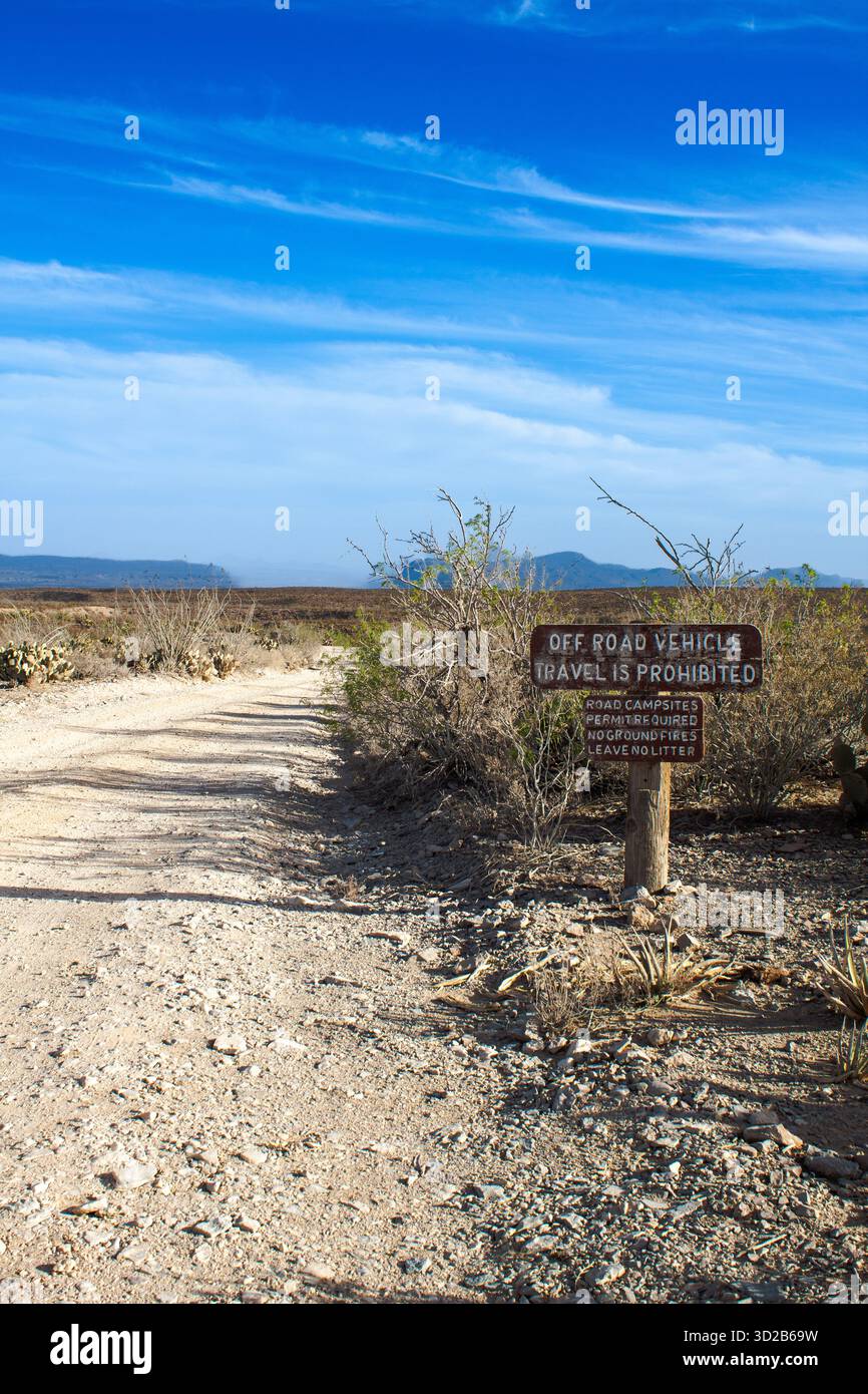 Schotterstraße mit Schild „Geländefahrten verboten“ in der Nähe des Pine Canyon Trail im Big Bend National Park, Texas, USA Stockfoto