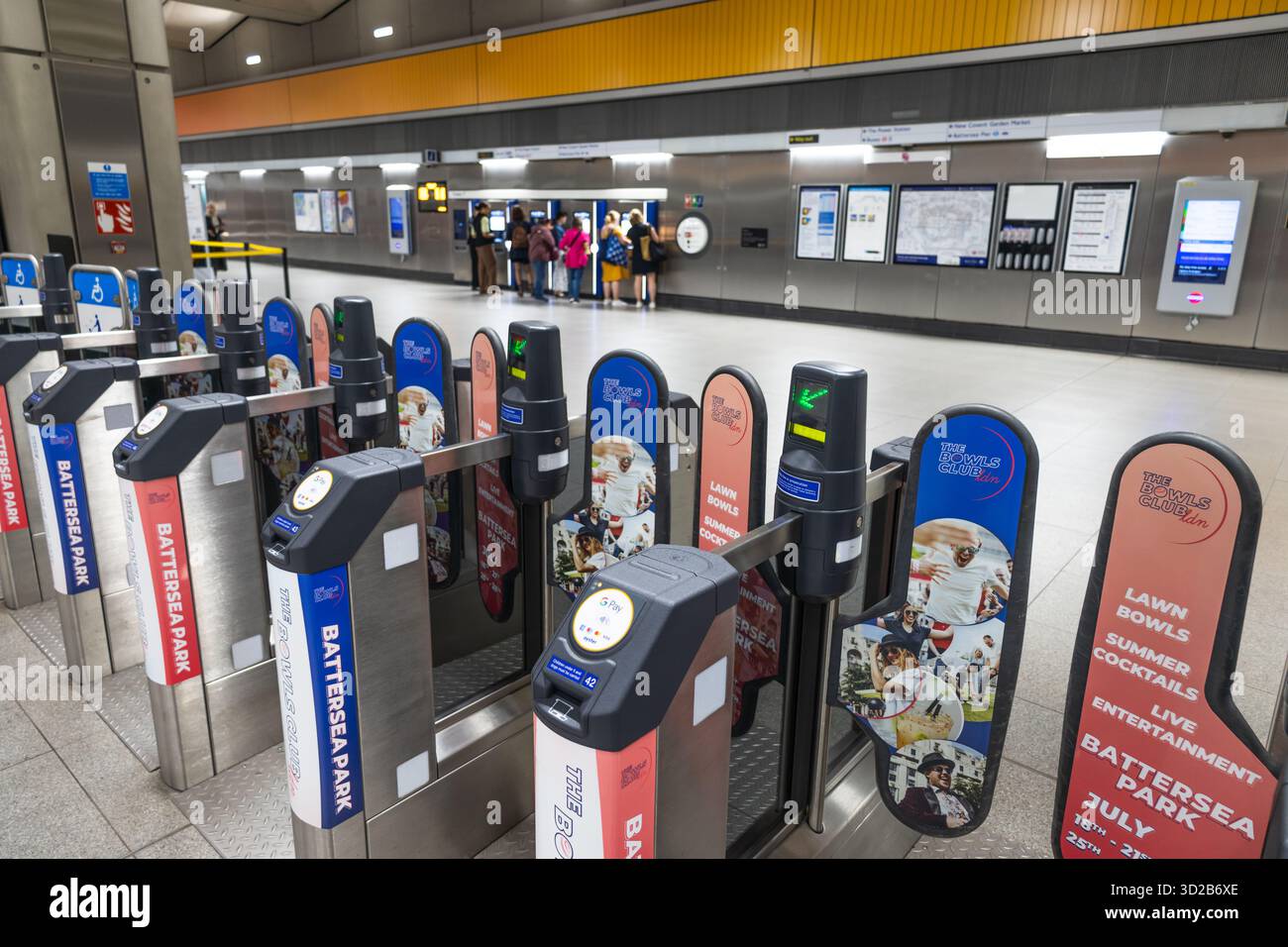 London Underground Ticket Barrieren mit Oyster und kontaktlosen Lesern. London, UK, 29. Juli 2023 Stockfoto
