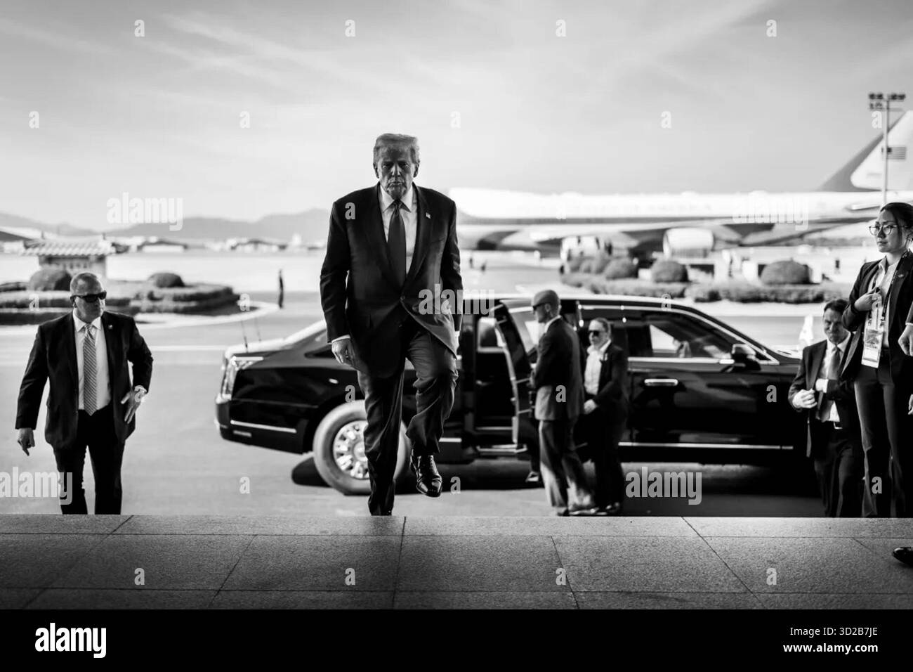 Präsident Donald J. Trump kommt auf der Gimhae Air Force Base in Busan, Südkorea, an und verlässt im Hintergrund seine Autokabine mit Air Force One, bevor er ein bilaterales Treffen mit dem chinesischen Präsidenten Xi Jinping anhält. 30. Oktober 2025. Bild mit freundlicher Genehmigung des Weißen Hauses. Stockfoto