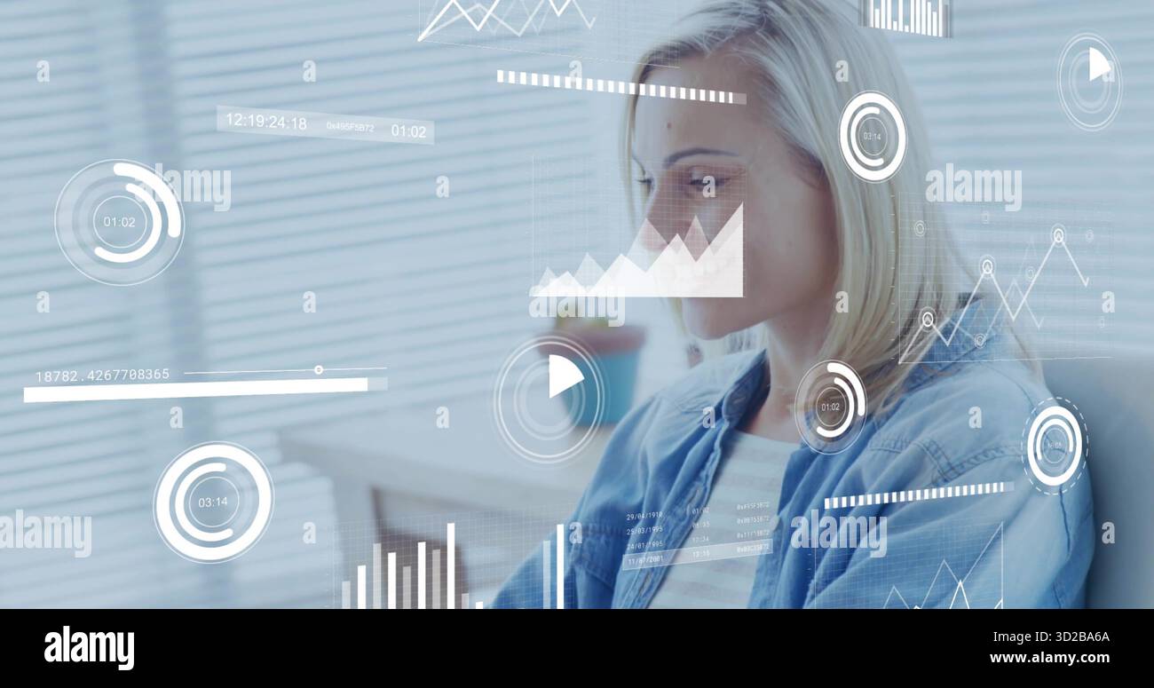 Frau im mittleren Erwachsenenalter, die schwimmende Datendiagramme am Schreibtisch analysiert, mit Jalousien und Pflanzen, Kopierraum Stockfoto
