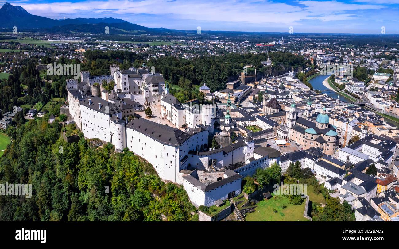 Salzburg - ikonische Stadt und großartige historische Wahrzeichen Österreichs. Blick auf die Festung Hohensalzburg, mittelalterliche Burg und Altstadt mit Drohne aus der Vogelperspektive Stockfoto