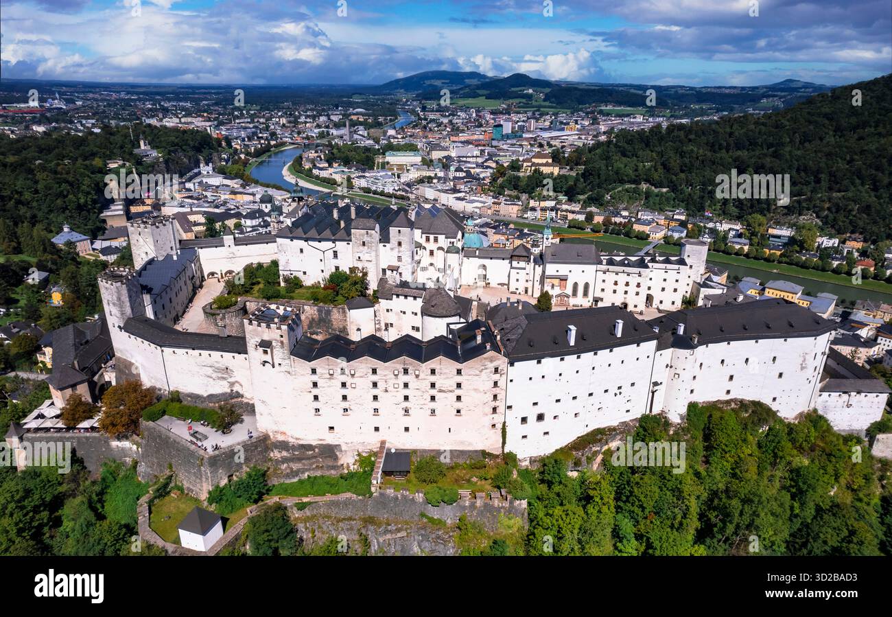 Salzburg - ikonische Stadt und großartige historische Wahrzeichen Österreichs. Blick auf die Festung Hohensalzburg, mittelalterliche Burg und Altstadt mit Drohne aus der Vogelperspektive Stockfoto