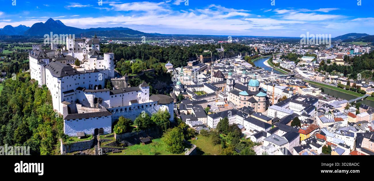 Salzburg - ikonische Stadt und großartige historische Wahrzeichen Österreichs. Blick auf die Altstadt mit der Festung Hohensalzburg und der Salzach aus der Luft Stockfoto