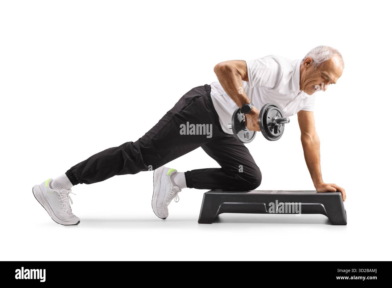 Älterer Mann, der mit einer Langhantel auf weißem Hintergrund trainiert Stockfoto